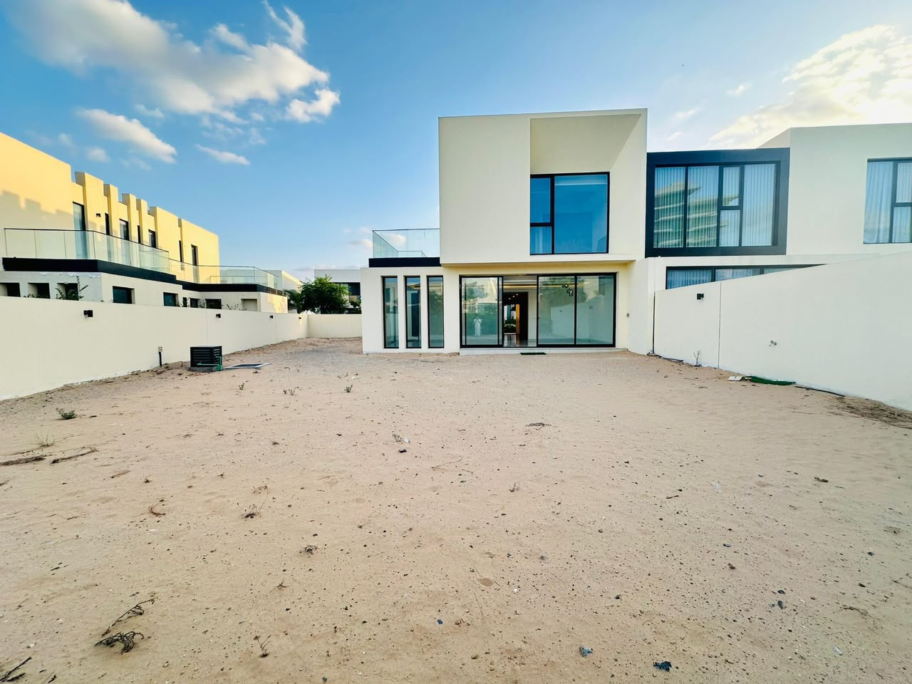 Villa in Al Zorah 🔹 Villa Features: ✅ 3 Bedrooms ✅ Large Living Room + Spacious Majlis (Majlis) Large Outdoor Garden (Ideal for Gatherings and Family) High-End Ceramic Tile Finishing Spanish Kitchen 📐 Areas: • Land Area: 620 m² (6673 ft²) • Built-up Area: 355 m² (3821 ft²) ⚡💧 Ready to Move In Immediately with Electricity and Water Available 💰 Price: AED 3.5 Million (Negotiable) 📍 Location: Al Zorah – A Very Prime and Upscale Location 11