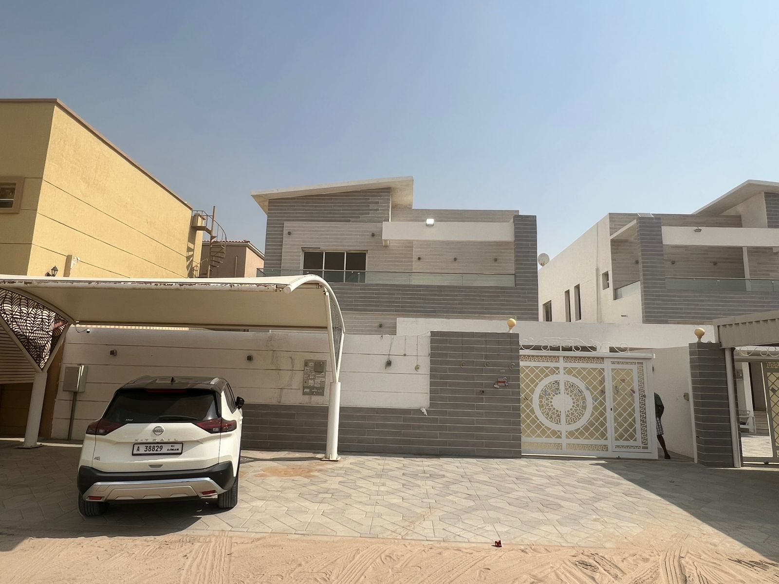 Villa for sale in Al Muwaihat 1 area. Ground floor and first floor, opposite a mosque. 3 minutes from Sheikh Mohammed Bin Zayed Road. Land area 5000 sq ft. 5 master bedrooms. Majlis and living room. Main kitchen, preparation kitchen, maid's room. Age: 6 years. Price: AED 2,200,000 including electricity, water, and air conditioning.