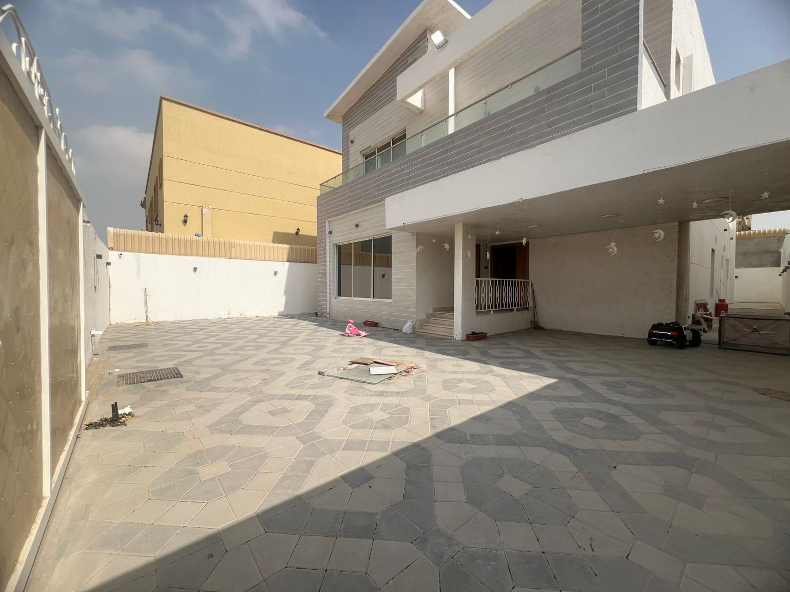 Villa for sale in Al Muwaihat 1 area. Ground floor and first floor, opposite a mosque. 3 minutes from Sheikh Mohammed Bin Zayed Road. Land area 5000 sq ft. 5 master bedrooms. Majlis and living room. Main kitchen, preparation kitchen, maid's room. Age: 6 years. Price: AED 2,200,000 including electricity, water, and air conditioning. 2