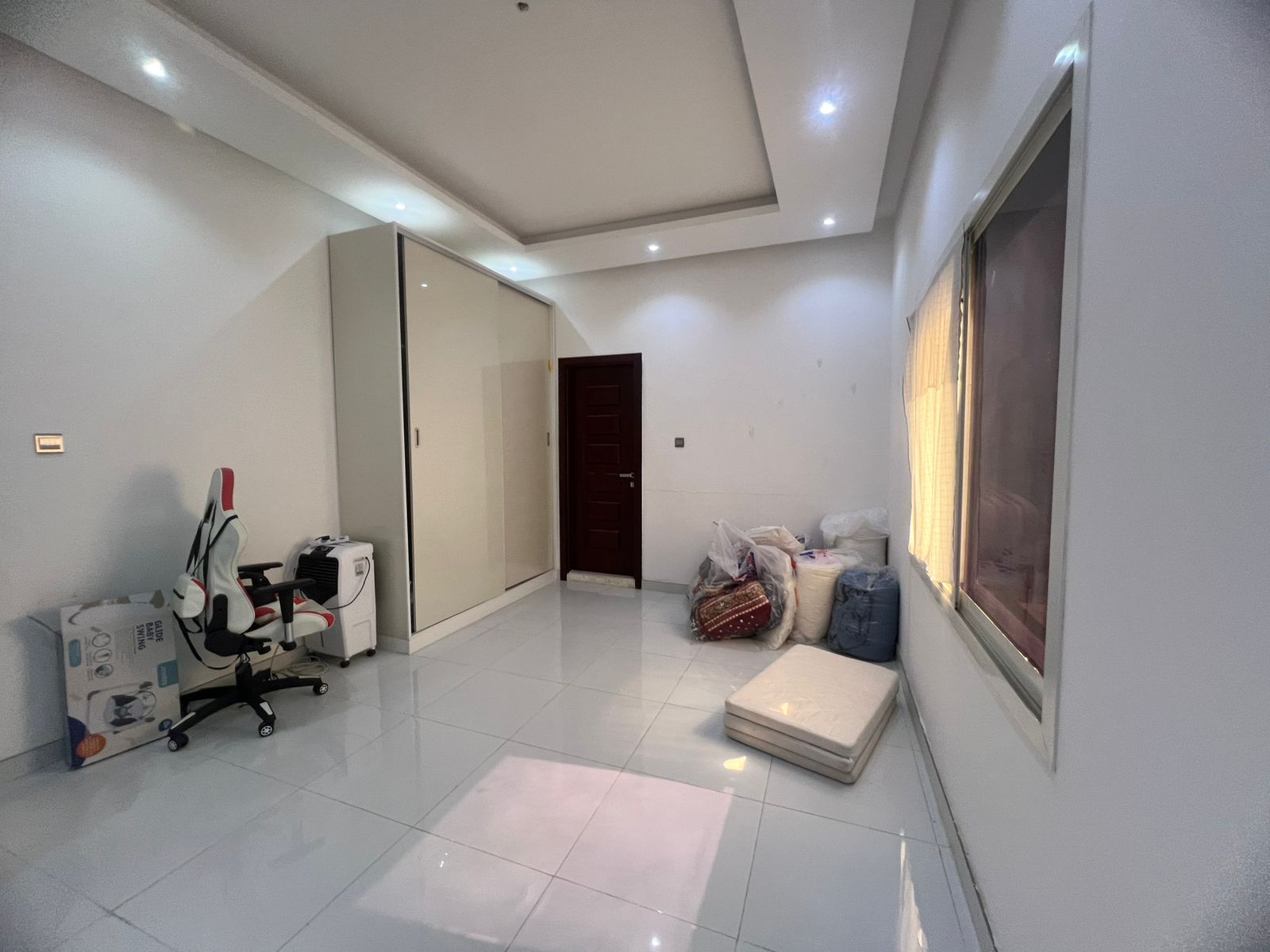 Villa for sale in Al Muwaihat 1 area. Ground floor and first floor, opposite a mosque. 3 minutes from Sheikh Mohammed Bin Zayed Road. Land area 5000 sq ft. 5 master bedrooms. Majlis and living room. Main kitchen, preparation kitchen, maid's room. Age: 6 years. Price: AED 2,200,000 including electricity, water, and air conditioning. 3
