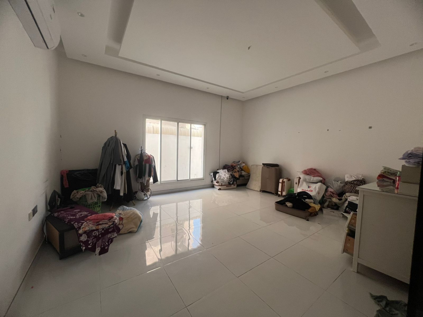Villa for sale in Al Muwaihat 1 area. Ground floor and first floor, opposite a mosque. 3 minutes from Sheikh Mohammed Bin Zayed Road. Land area 5000 sq ft. 5 master bedrooms. Majlis and living room. Main kitchen, preparation kitchen, maid's room. Age: 6 years. Price: AED 2,200,000 including electricity, water, and air conditioning. 4