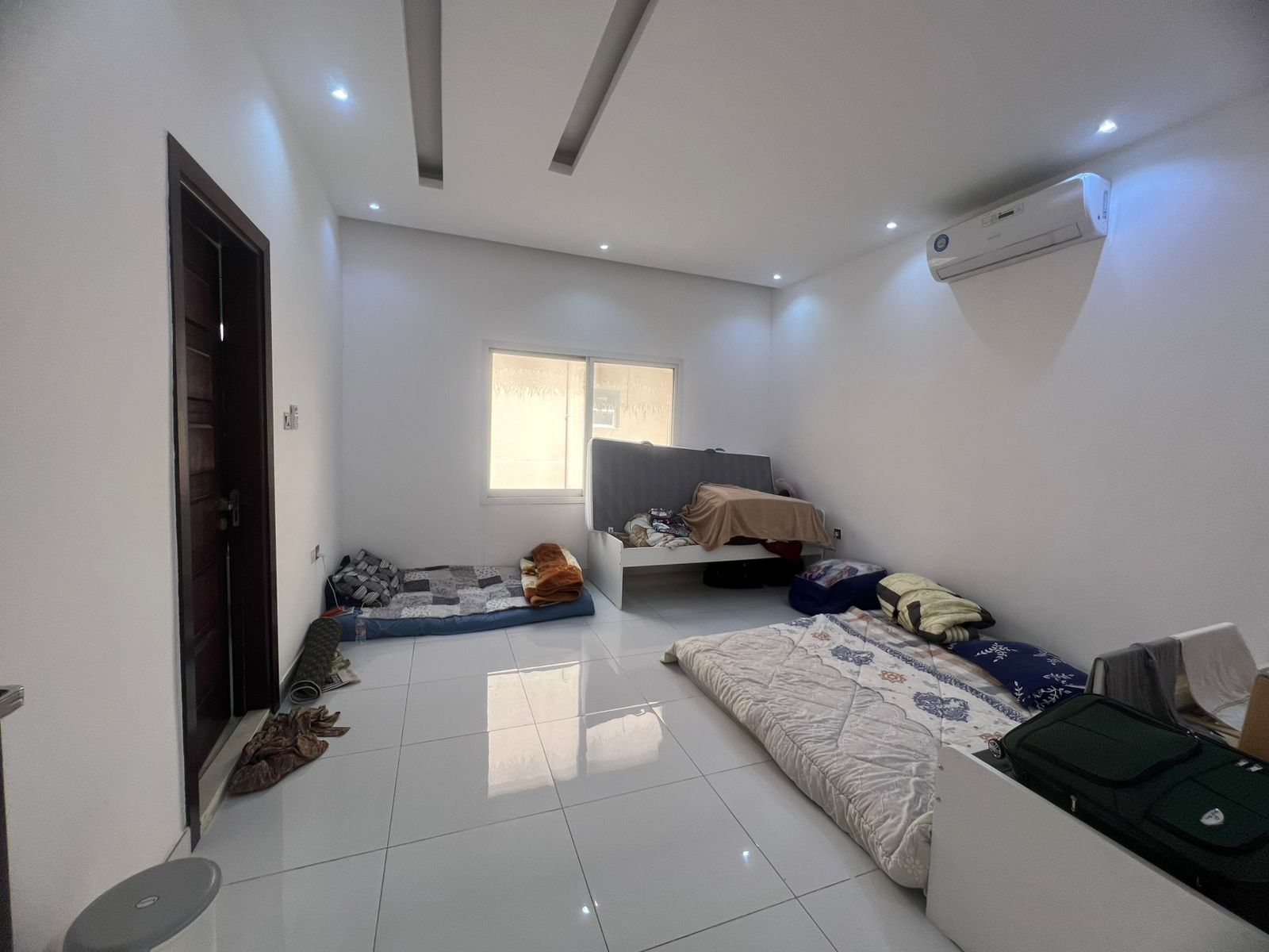 Villa for sale in Al Muwaihat 1 area. Ground floor and first floor, opposite a mosque. 3 minutes from Sheikh Mohammed Bin Zayed Road. Land area 5000 sq ft. 5 master bedrooms. Majlis and living room. Main kitchen, preparation kitchen, maid's room. Age: 6 years. Price: AED 2,200,000 including electricity, water, and air conditioning. 6