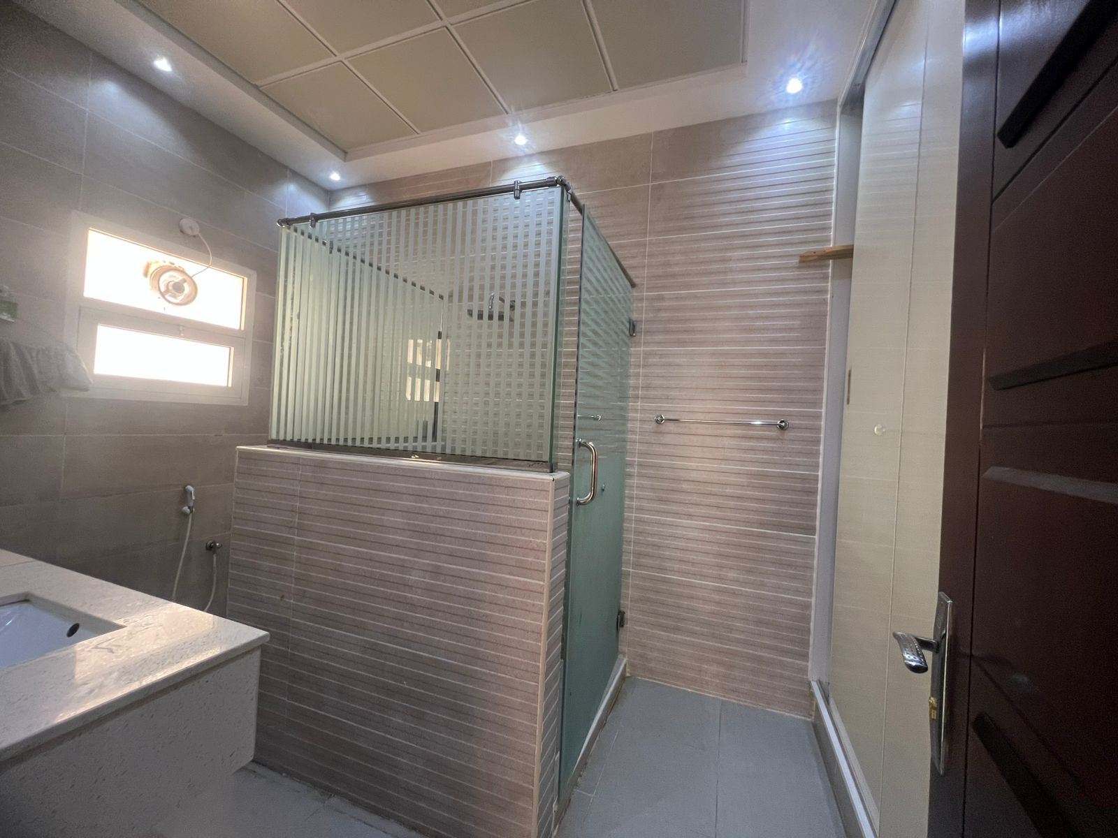 Villa for sale in Al Muwaihat 1 area. Ground floor and first floor, opposite a mosque. 3 minutes from Sheikh Mohammed Bin Zayed Road. Land area 5000 sq ft. 5 master bedrooms. Majlis and living room. Main kitchen, preparation kitchen, maid's room. Age: 6 years. Price: AED 2,200,000 including electricity, water, and air conditioning. 7