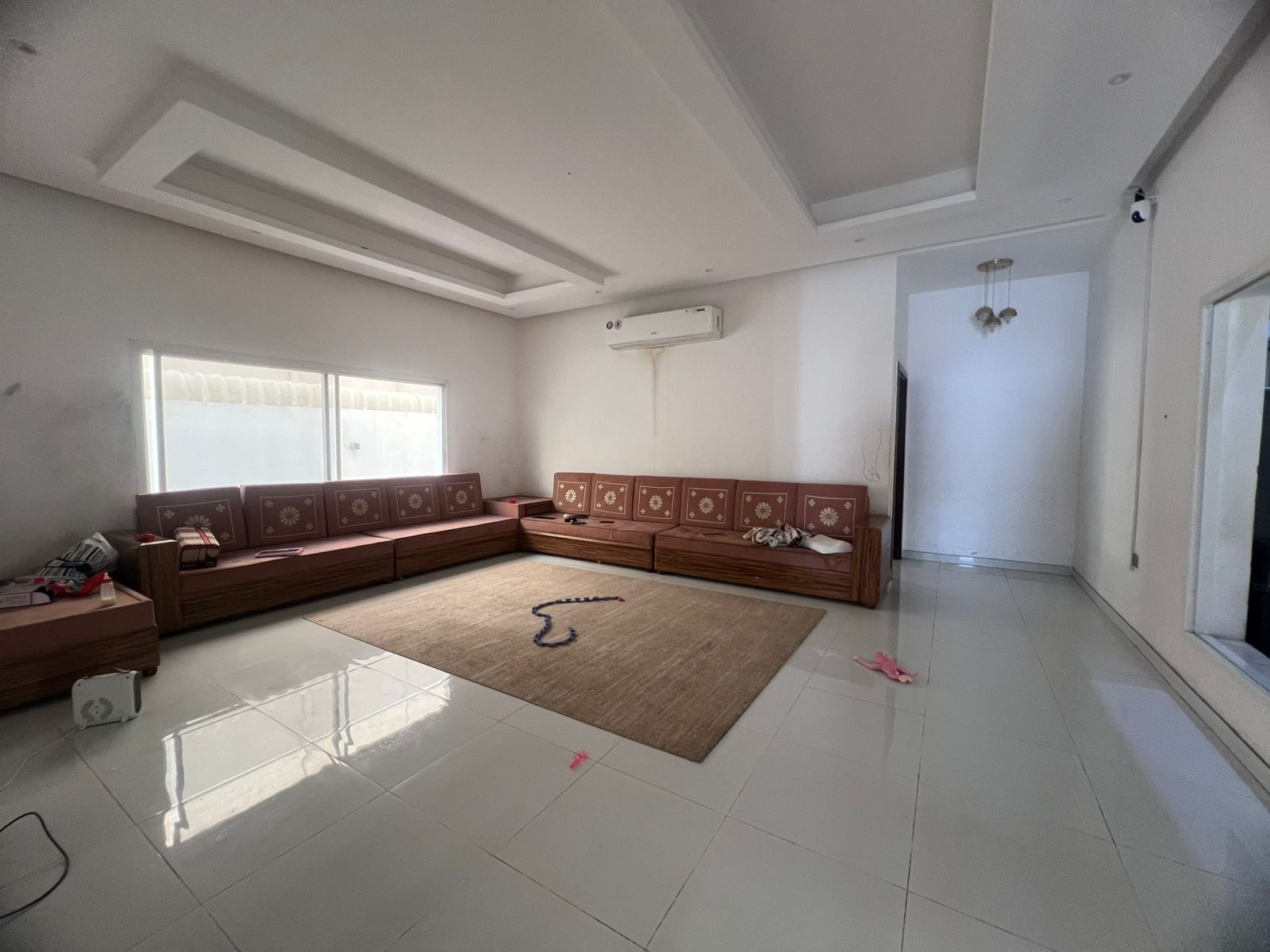 Villa for sale in Al Muwaihat 1 area. Ground floor and first floor, opposite a mosque. 3 minutes from Sheikh Mohammed Bin Zayed Road. Land area 5000 sq ft. 5 master bedrooms. Majlis and living room. Main kitchen, preparation kitchen, maid's room. Age: 6 years. Price: AED 2,200,000 including electricity, water, and air conditioning. 8