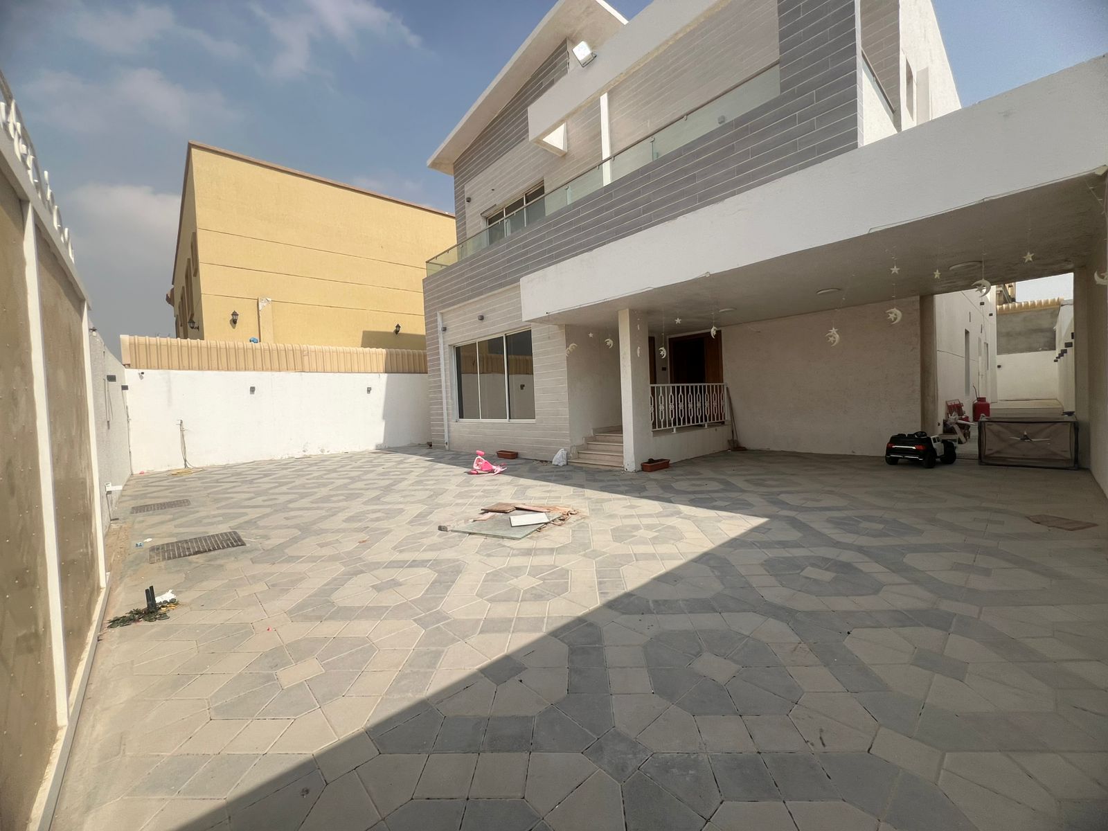 Villa for sale in Al Muwaihat 1 area. Ground floor and first floor, opposite a mosque. 3 minutes from Sheikh Mohammed Bin Zayed Road. Land area 5000 sq ft. 5 master bedrooms. Majlis and living room. Main kitchen, preparation kitchen, maid's room. Age: 6 years. Price: AED 2,200,000 including electricity, water, and air conditioning. 9