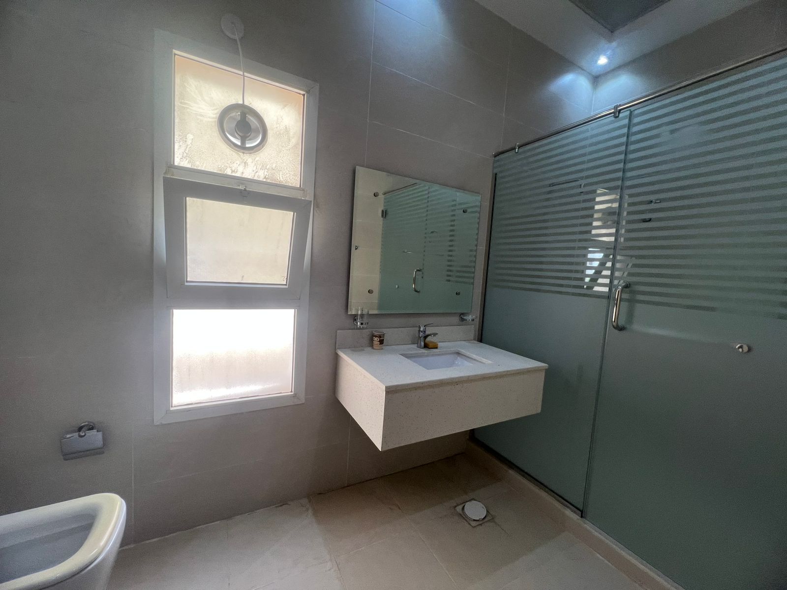 Villa for sale in Al Muwaihat 1 area. Ground floor and first floor, opposite a mosque. 3 minutes from Sheikh Mohammed Bin Zayed Road. Land area 5000 sq ft. 5 master bedrooms. Majlis and living room. Main kitchen, preparation kitchen, maid's room. Age: 6 years. Price: AED 2,200,000 including electricity, water, and air conditioning. 10