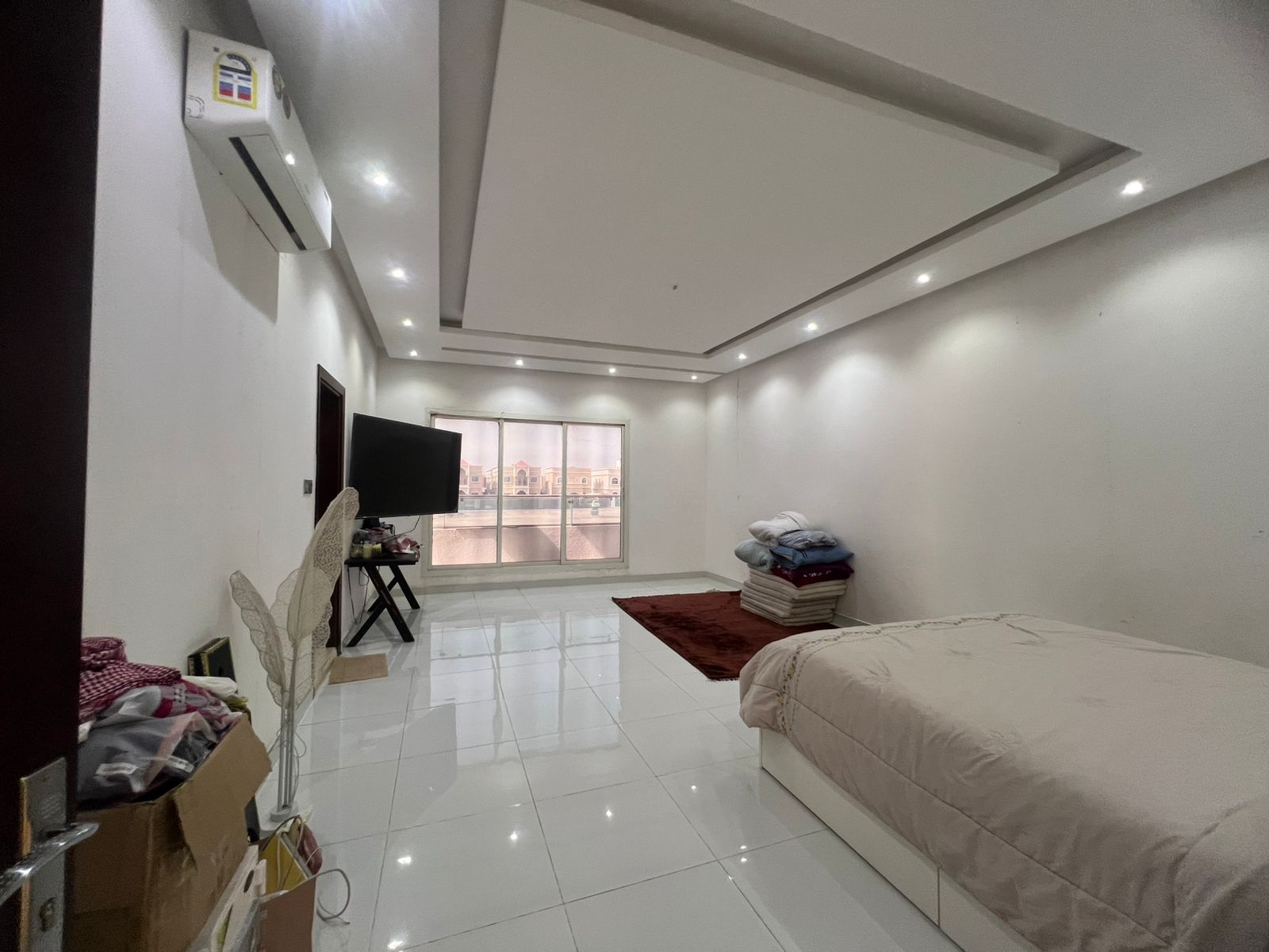 Villa for sale in Al Muwaihat 1 area. Ground floor and first floor, opposite a mosque. 3 minutes from Sheikh Mohammed Bin Zayed Road. Land area 5000 sq ft. 5 master bedrooms. Majlis and living room. Main kitchen, preparation kitchen, maid's room. Age: 6 years. Price: AED 2,200,000 including electricity, water, and air conditioning. 12