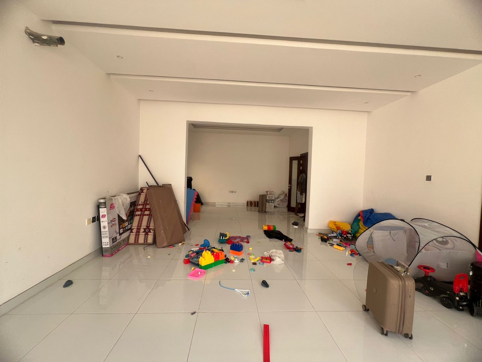 Villa for sale in Al Muwaihat 1 area. Ground floor and first floor, opposite a mosque. 3 minutes from Sheikh Mohammed Bin Zayed Road. Land area 5000 sq ft. 5 master bedrooms. Majlis and living room. Main kitchen, preparation kitchen, maid's room. Age: 6 years. Price: AED 2,200,000 including electricity, water, and air conditioning. 13