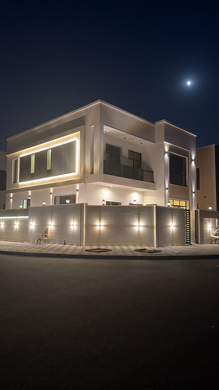 *For sale: Modern villa with 5 master bedrooms, corner location on two streets, two stone facades, prime location in Al Yasmin Garden development. Price: 2,050,000* Direct from the owner. Al Yasmin area, super deluxe finishing, high ceilings. Land area: 3500 sq ft, built-up area: 3350 sq ft. Ground floor: Spacious majlis, large living room, large kitchen, master bedroom with built-in wardrobes, spacious maid's room. First floor: Four spacious master bedrooms with built-in wardrobes and decorative features, preparation kitchen.