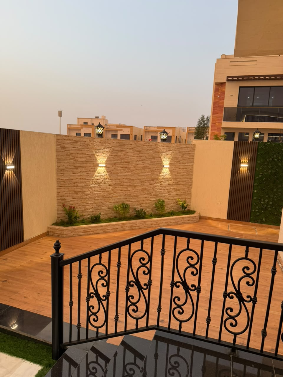 *للبيع فيلا مودرن 5 غرف ماستر زاويه شارعين  واجهتين حجر موقع مميز  في مخطط الياسمين جاردن .  السعر 2.050.000*من المالك مباشرة.  منطقة الياسمين تشطيبات سوبر ديلوكس اسقف عالية.  مساحة الأرض  / 3500 قدم مساحة البناء 3350 قدم.  الدور الارضي: مجلس واسع، صالة واسعة ، مطبخ كبير، غرفة ماستر مع خزائن مدمجة، غرفة خادمة واسعة.  الدور الاول:  اربع غرف ماستر واسعة مع خزائن مدمجة مع ديكورات ، مطبخ تحضيري. 3