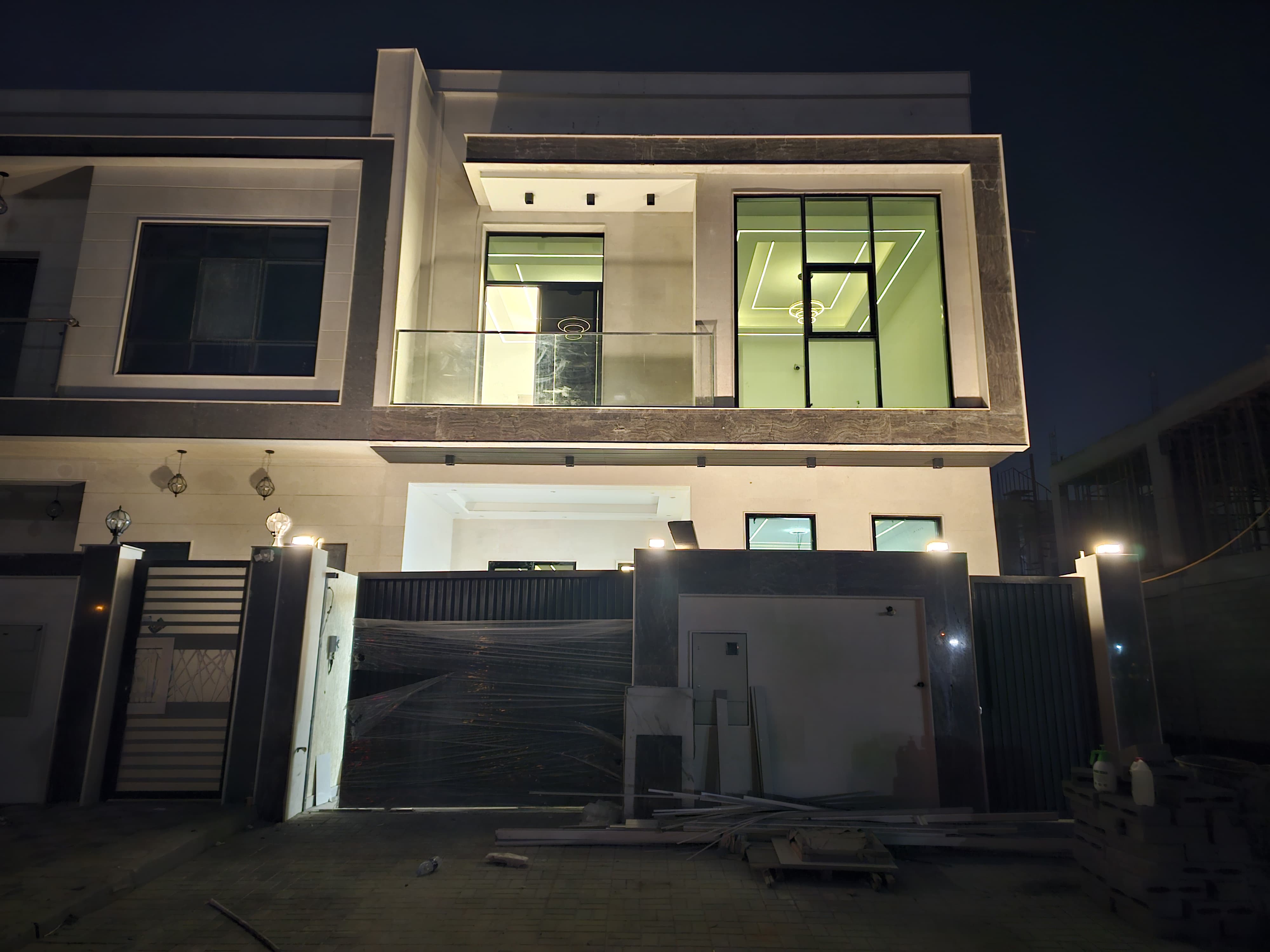 A residential villa is available on Al Zubair Street in Al Helio/2. It features luxurious modern finishes, natural stone and marble facades, distinctive lighting, and an interior design comprising a majlis, bathroom, washrooms, a large kitchen, a living room with a bathroom, four spacious master bedrooms with built-in wardrobes, and a balcony. The land area is 160 square meters (1722 square feet), and the built-up area is 3000 square feet (265 square meters). Registration and ownership fees are included. The asking price is AED 1,270,000.