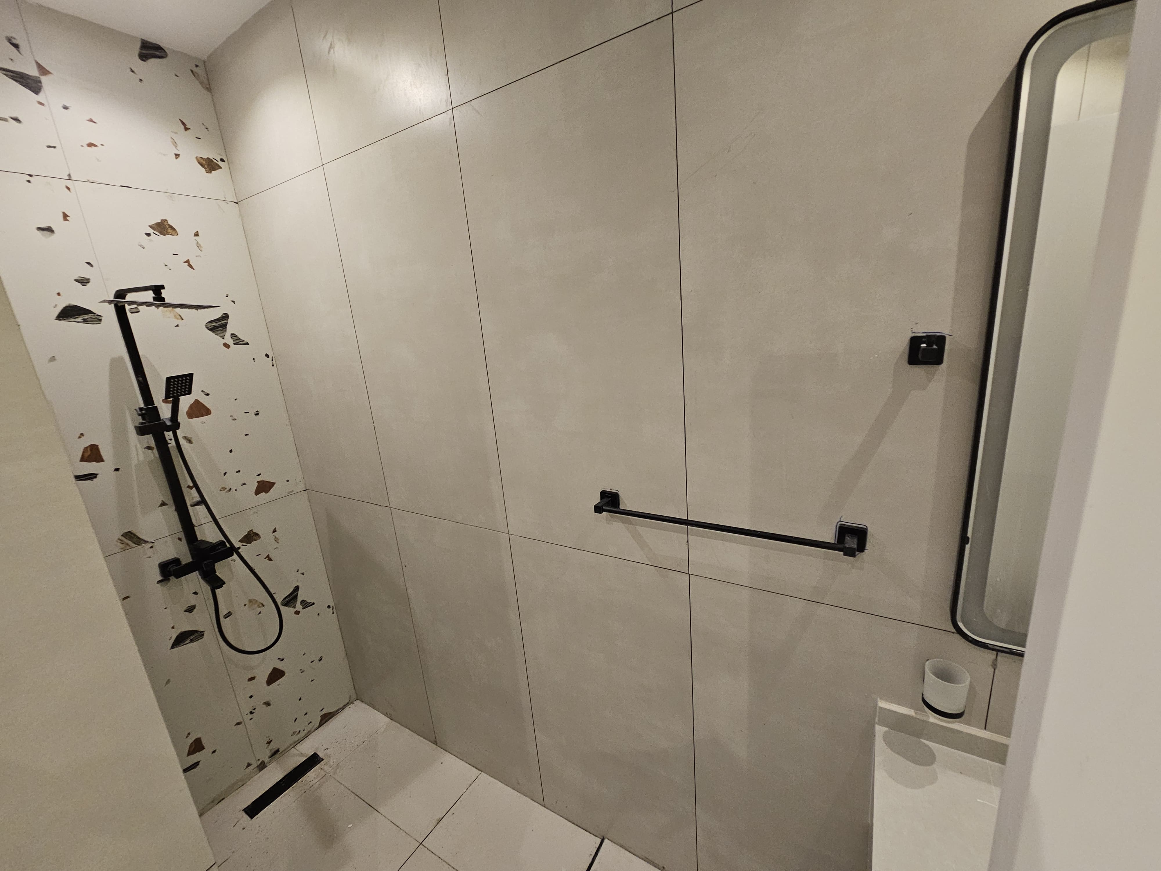 A residential villa is available on Al Zubair Street in Al Helio/2. It features luxurious modern finishes, natural stone and marble facades, distinctive lighting, and an interior design comprising a majlis, bathroom, washrooms, a large kitchen, a living room with a bathroom, four spacious master bedrooms with built-in wardrobes, and a balcony. The land area is 160 square meters (1722 square feet), and the built-up area is 3000 square feet (265 square meters). Registration and ownership fees are included. The asking price is AED 1,270,000. 6