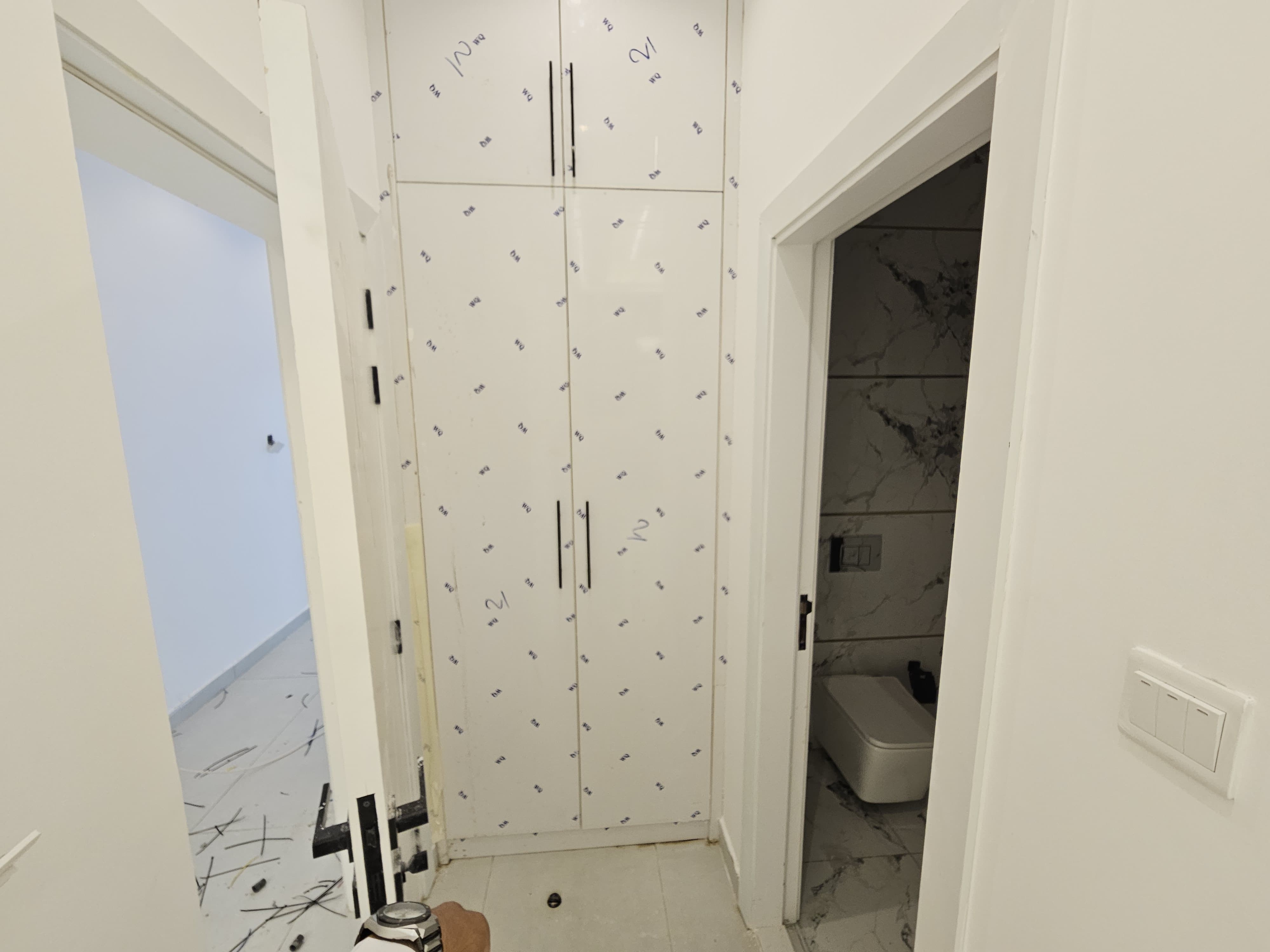 A residential villa is available on Al Zubair Street in Al Helio/2. It features luxurious modern finishes, natural stone and marble facades, distinctive lighting, and an interior design comprising a majlis, bathroom, washrooms, a large kitchen, a living room with a bathroom, four spacious master bedrooms with built-in wardrobes, and a balcony. The land area is 160 square meters (1722 square feet), and the built-up area is 3000 square feet (265 square meters). Registration and ownership fees are included. The asking price is AED 1,270,000. 12