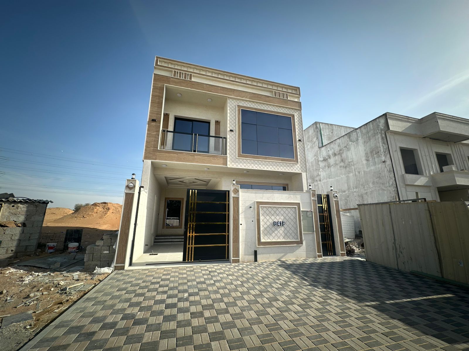 A detached villa for sale consisting of 5 master bedrooms, a living room, and a majlis (formal sitting room). It features split air conditioning. The land area is 1722 square meters, and the building area is 2800 square meters. The price is 1,400,000 (presumably 1,400,000). Located in Al Yasmin.