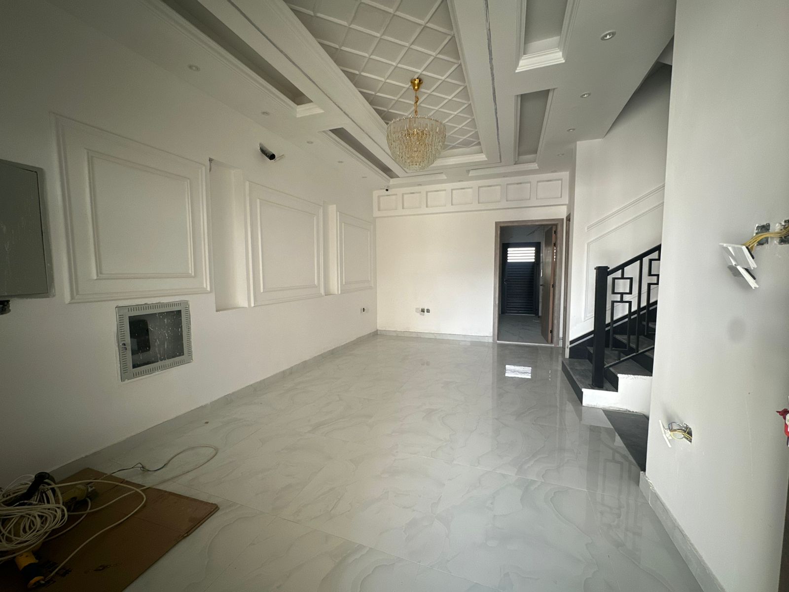A detached villa for sale consisting of 5 master bedrooms, a living room, and a majlis (formal sitting room). It features split air conditioning. The land area is 1722 square meters, and the building area is 2800 square meters. The price is 1,400,000 (presumably 1,400,000). Located in Al Yasmin. 2