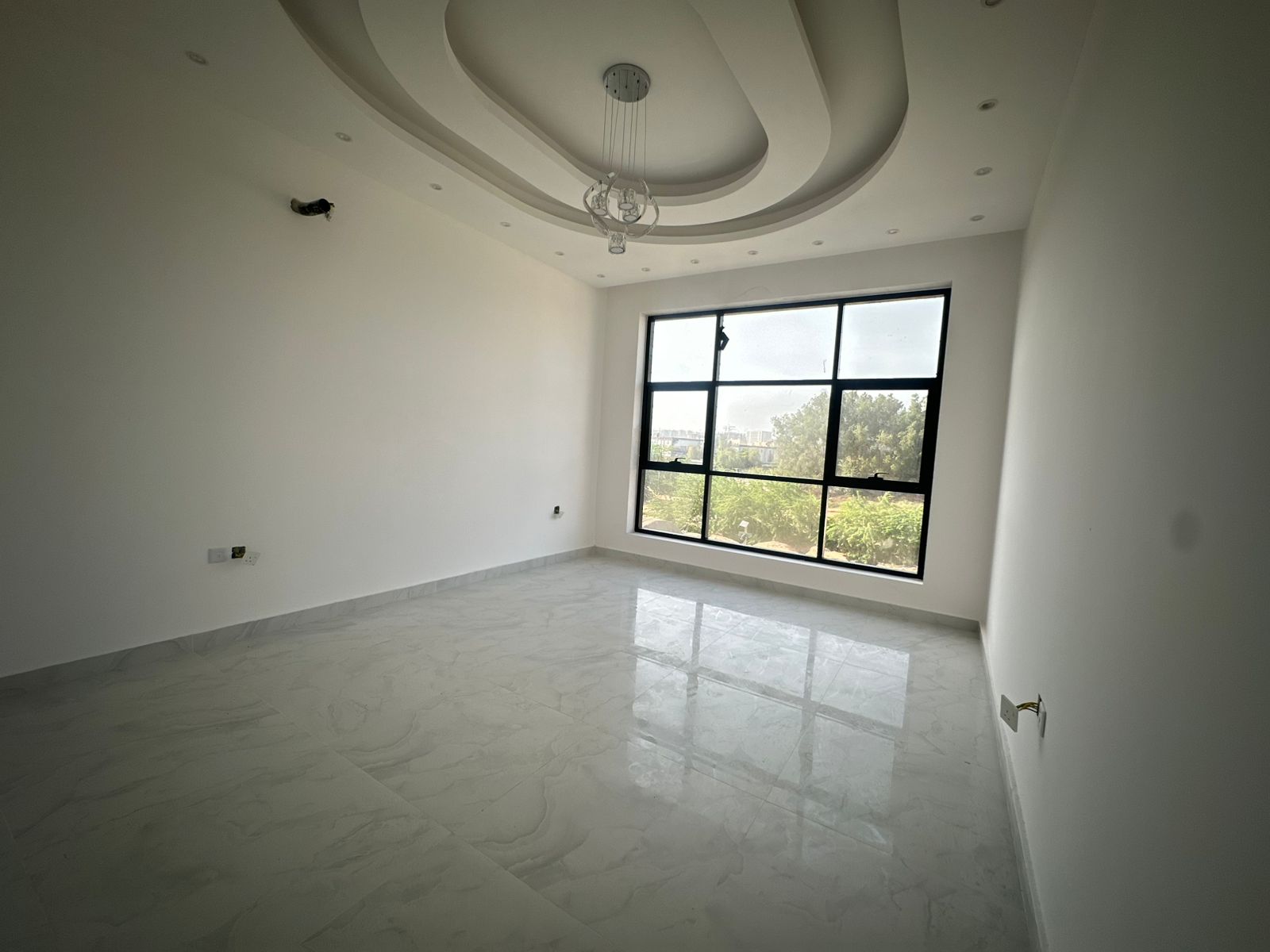 A detached villa for sale consisting of 5 master bedrooms, a living room, and a majlis (formal sitting room). It features split air conditioning. The land area is 1722 square meters, and the building area is 2800 square meters. The price is 1,400,000 (presumably 1,400,000). Located in Al Yasmin. 3