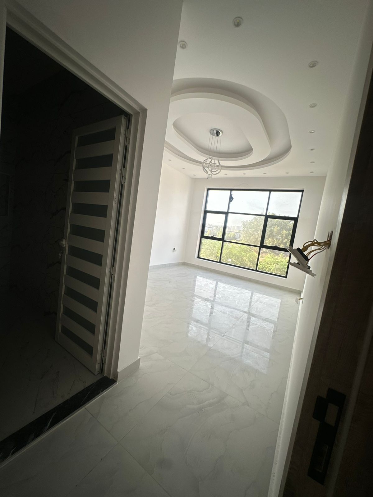 A detached villa for sale consisting of 5 master bedrooms, a living room, and a majlis (formal sitting room). It features split air conditioning. The land area is 1722 square meters, and the building area is 2800 square meters. The price is 1,400,000 (presumably 1,400,000). Located in Al Yasmin. 4