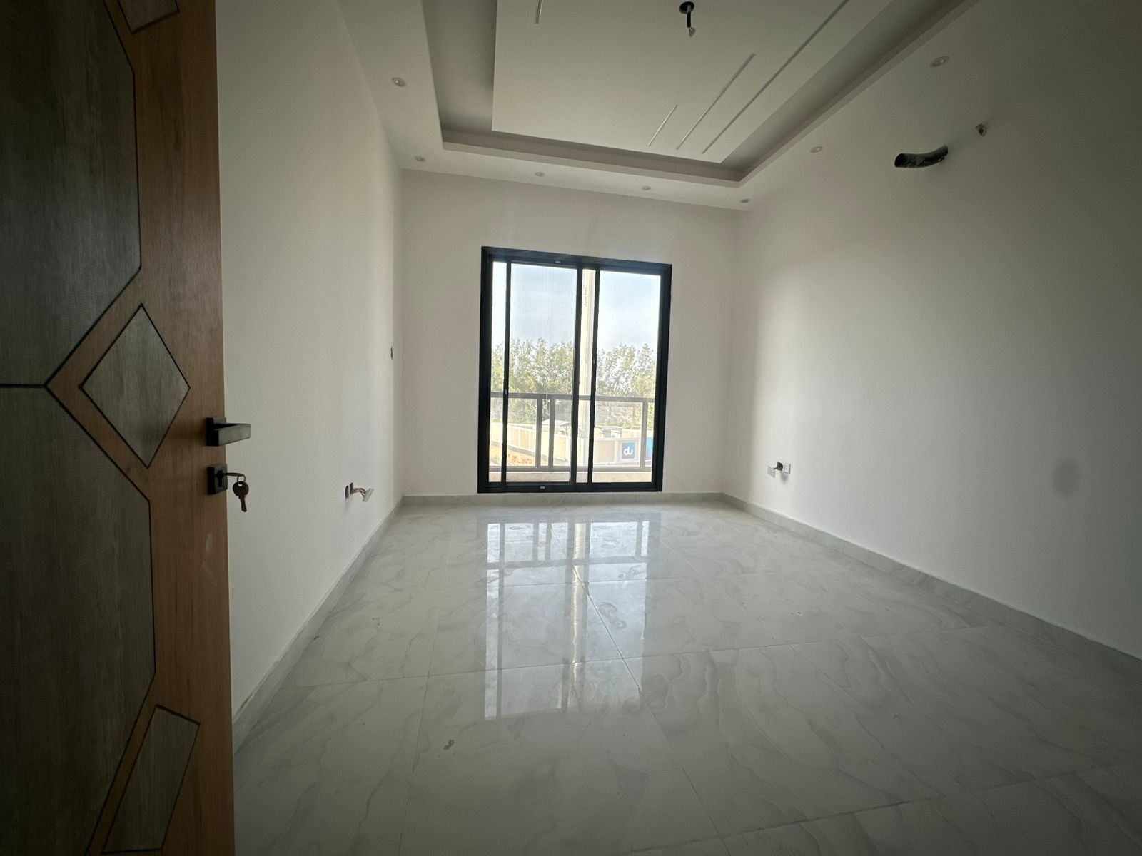 A detached villa for sale consisting of 5 master bedrooms, a living room, and a majlis (formal sitting room). It features split air conditioning. The land area is 1722 square meters, and the building area is 2800 square meters. The price is 1,400,000 (presumably 1,400,000). Located in Al Yasmin. 5