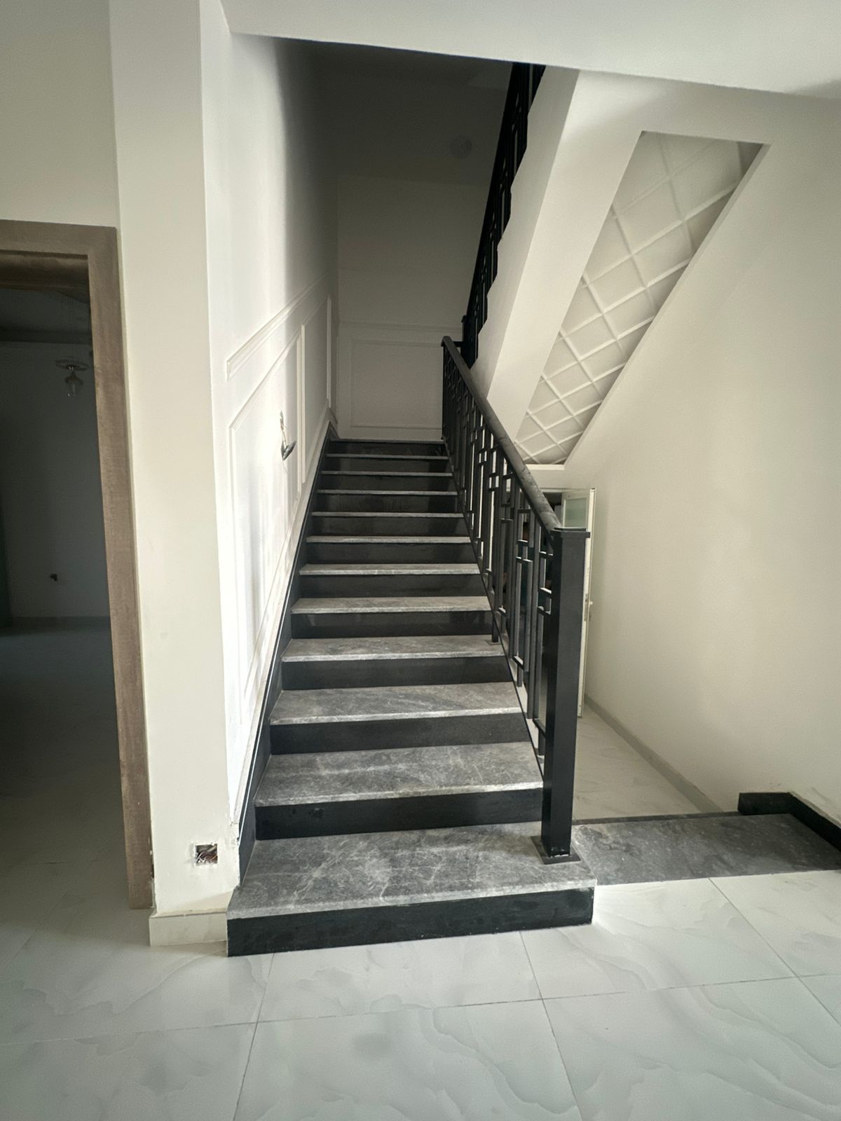 A detached villa for sale consisting of 5 master bedrooms, a living room, and a majlis (formal sitting room). It features split air conditioning. The land area is 1722 square meters, and the building area is 2800 square meters. The price is 1,400,000 (presumably 1,400,000). Located in Al Yasmin. 6