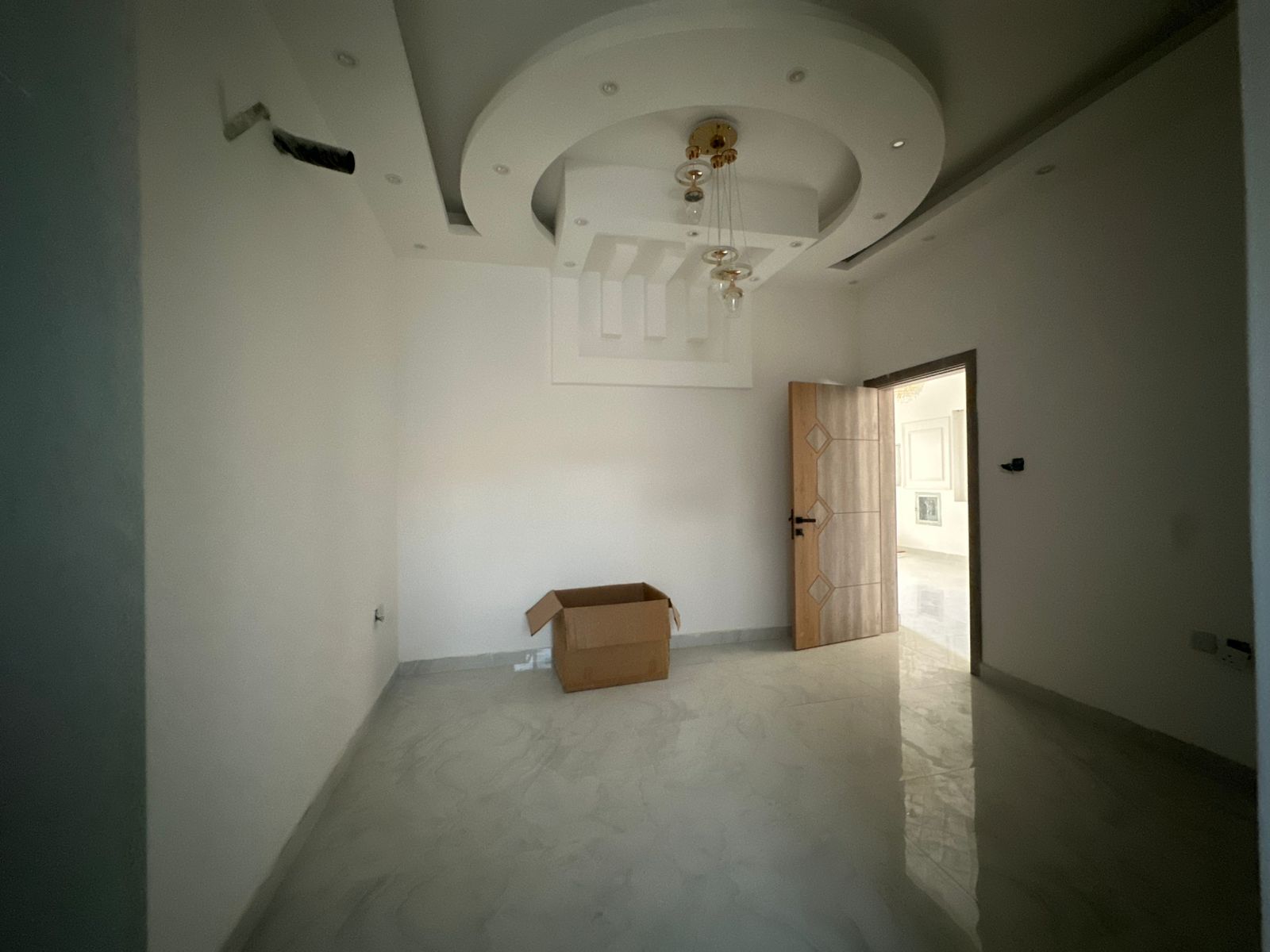 A detached villa for sale consisting of 5 master bedrooms, a living room, and a majlis (formal sitting room). It features split air conditioning. The land area is 1722 square meters, and the building area is 2800 square meters. The price is 1,400,000 (presumably 1,400,000). Located in Al Yasmin. 7