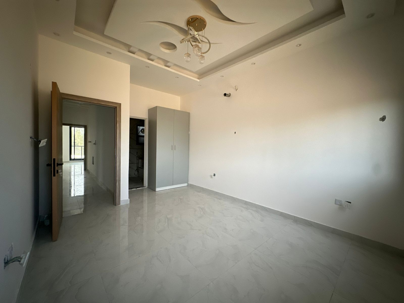 A detached villa for sale consisting of 5 master bedrooms, a living room, and a majlis (formal sitting room). It features split air conditioning. The land area is 1722 square meters, and the building area is 2800 square meters. The price is 1,400,000 (presumably 1,400,000). Located in Al Yasmin. 8