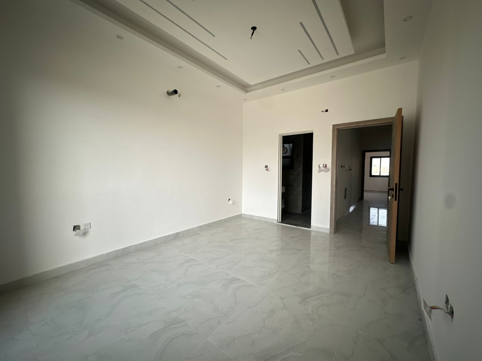 A detached villa for sale consisting of 5 master bedrooms, a living room, and a majlis (formal sitting room). It features split air conditioning. The land area is 1722 square meters, and the building area is 2800 square meters. The price is 1,400,000 (presumably 1,400,000). Located in Al Yasmin. 9