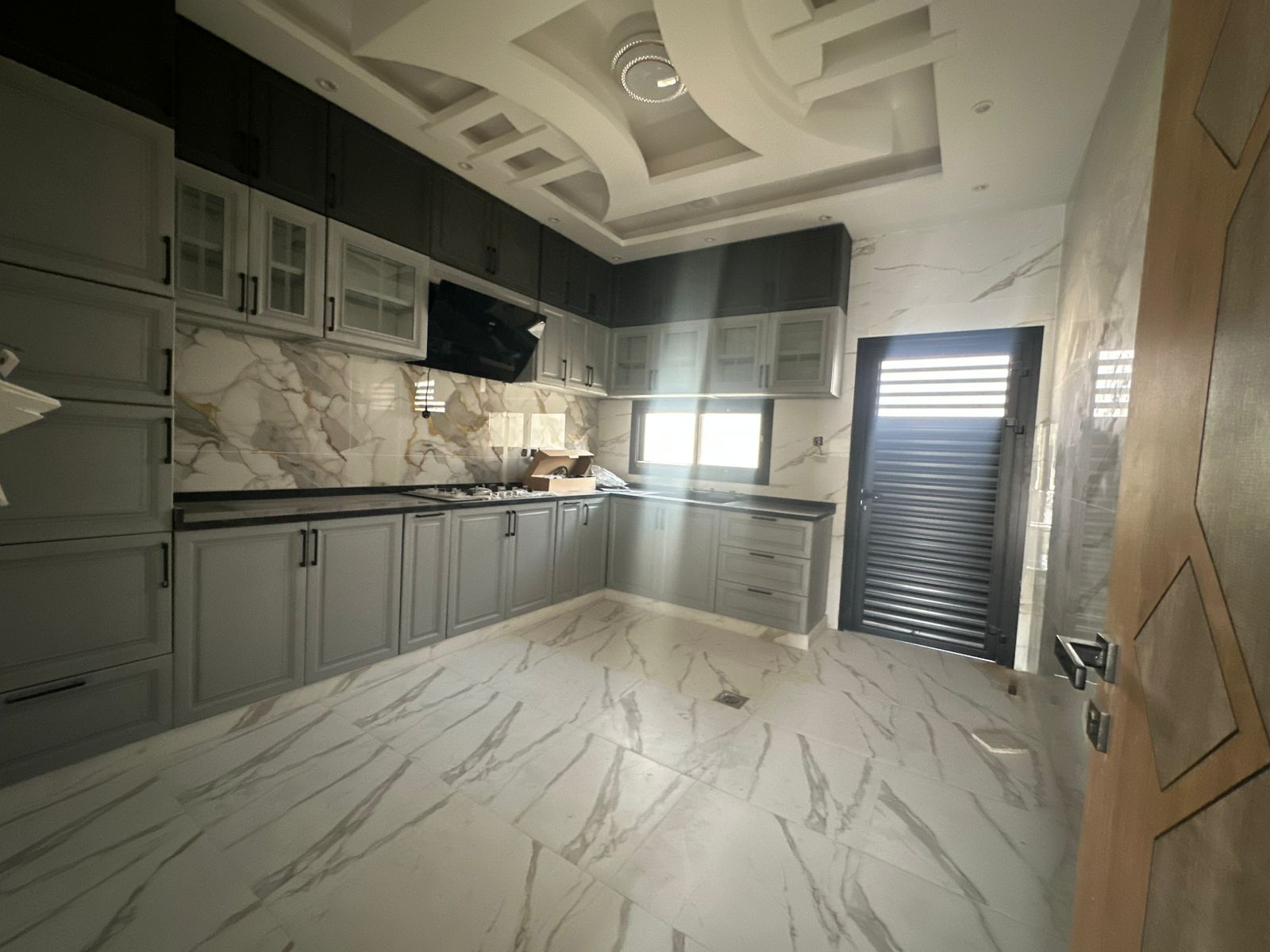 A detached villa for sale consisting of 5 master bedrooms, a living room, and a majlis (formal sitting room). It features split air conditioning. The land area is 1722 square meters, and the building area is 2800 square meters. The price is 1,400,000 (presumably 1,400,000). Located in Al Yasmin. 11