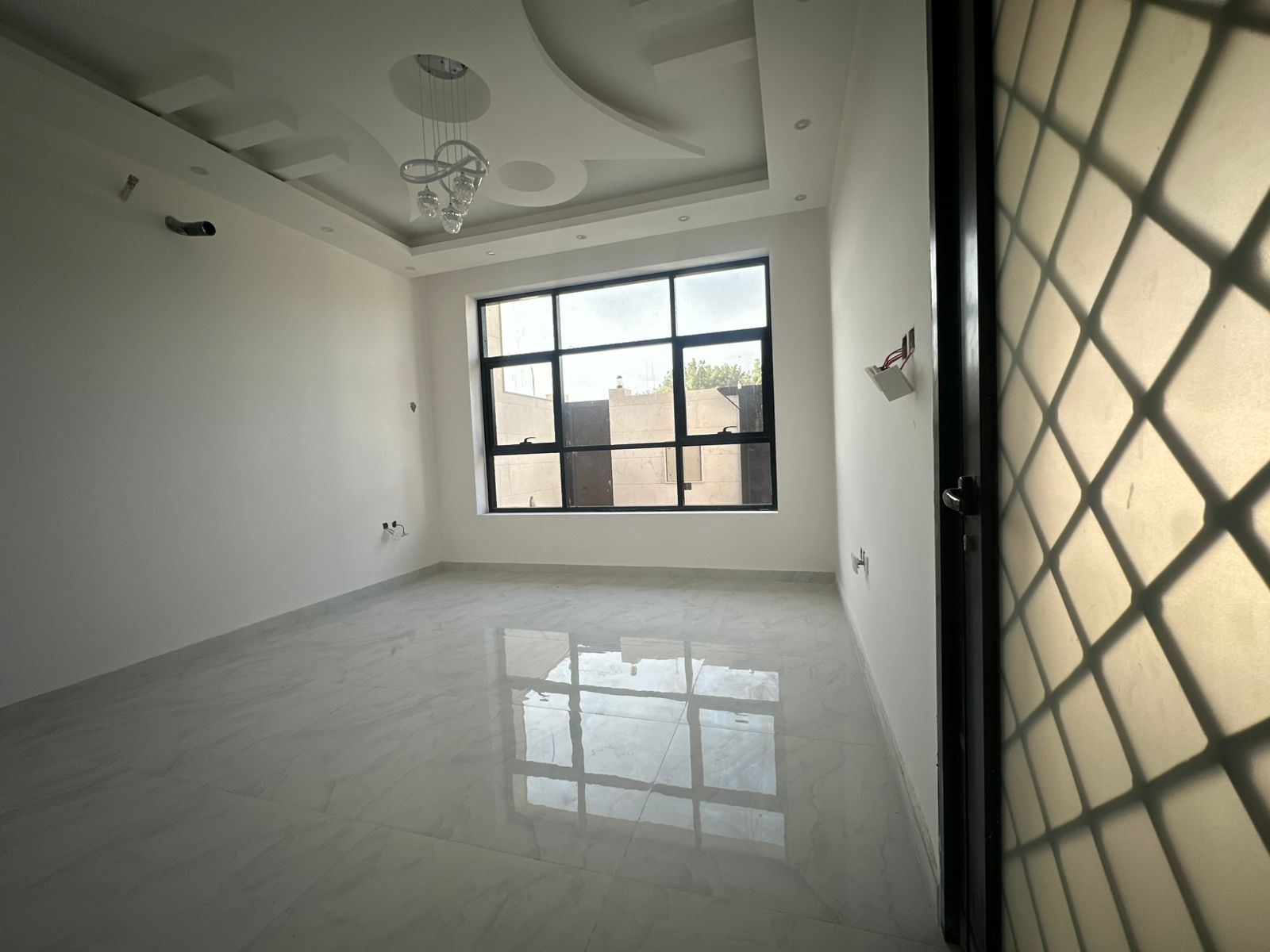 A detached villa for sale consisting of 5 master bedrooms, a living room, and a majlis (formal sitting room). It features split air conditioning. The land area is 1722 square meters, and the building area is 2800 square meters. The price is 1,400,000 (presumably 1,400,000). Located in Al Yasmin. 12