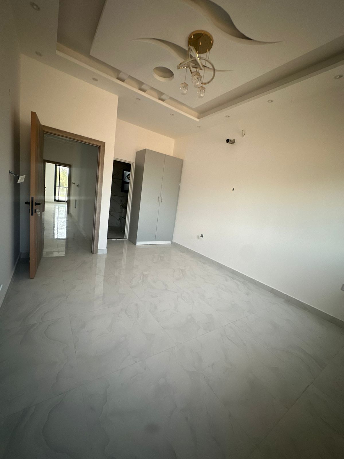 A detached villa for sale consisting of 5 master bedrooms, a living room, and a majlis (formal sitting room). It features split air conditioning. The land area is 1722 square meters, and the building area is 2800 square meters. The price is 1,400,000 (presumably 1,400,000). Located in Al Yasmin. 14
