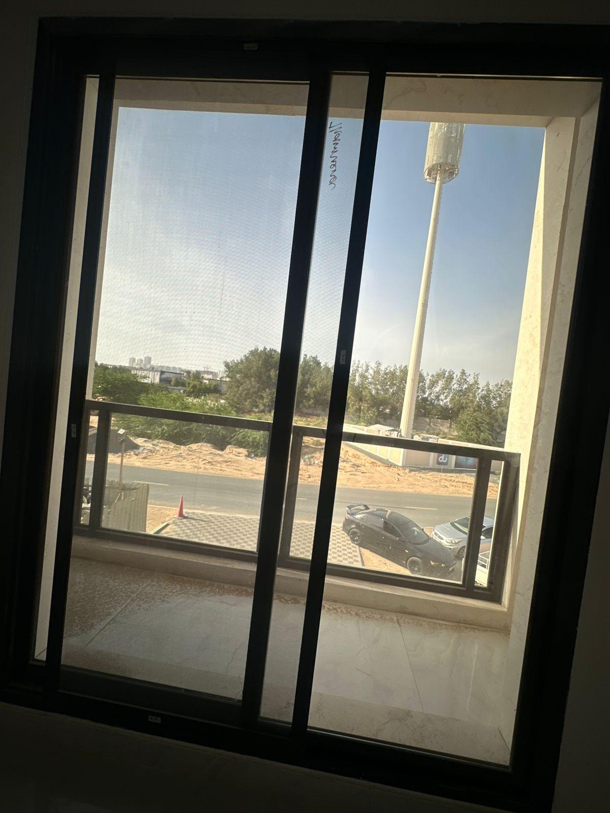 A detached villa for sale consisting of 5 master bedrooms, a living room, and a majlis (formal sitting room). It features split air conditioning. The land area is 1722 square meters, and the building area is 2800 square meters. The price is 1,400,000 (presumably 1,400,000). Located in Al Yasmin. 15