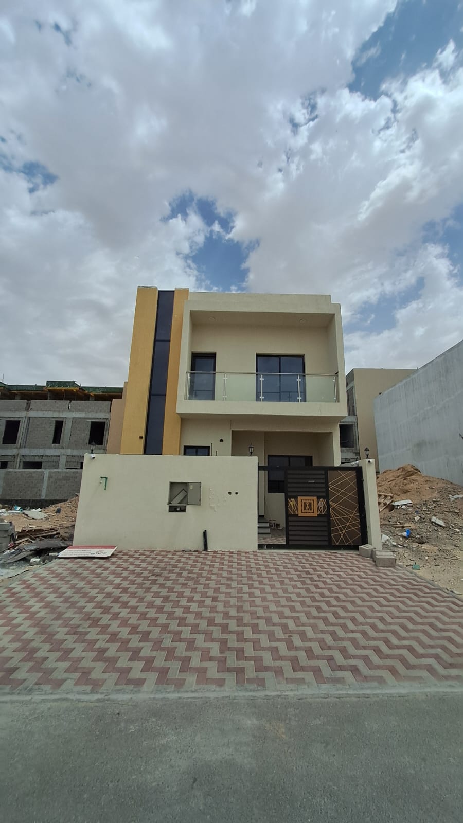 Villa for sale in Al-Haliyo 2 – A great opportunity. Location: Al-Haliyo 2. Land area: 1722 sq ft. Built-up area: 2800 sq ft. Villa details: Ground floor: Kitchen + Room + Living room + Majlis. First floor: 4 master bedrooms, open roof. Features: Practical design suitable for families. Spacious areas and good finishing. Quiet location close to services. Asking price: 1,130,000 (excluding utilities). Price including utilities: 1,190,000.