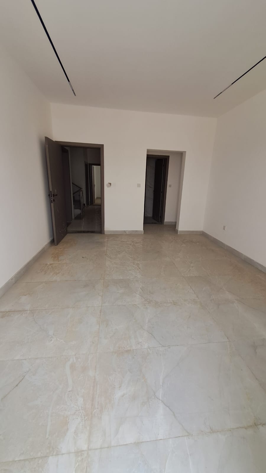 Villa for sale in Al-Haliyo 2 – A great opportunity. Location: Al-Haliyo 2. Land area: 1722 sq ft. Built-up area: 2800 sq ft. Villa details: Ground floor: Kitchen + Room + Living room + Majlis. First floor: 4 master bedrooms, open roof. Features: Practical design suitable for families. Spacious areas and good finishing. Quiet location close to services. Asking price: 1,130,000 (excluding utilities). Price including utilities: 1,190,000. 2