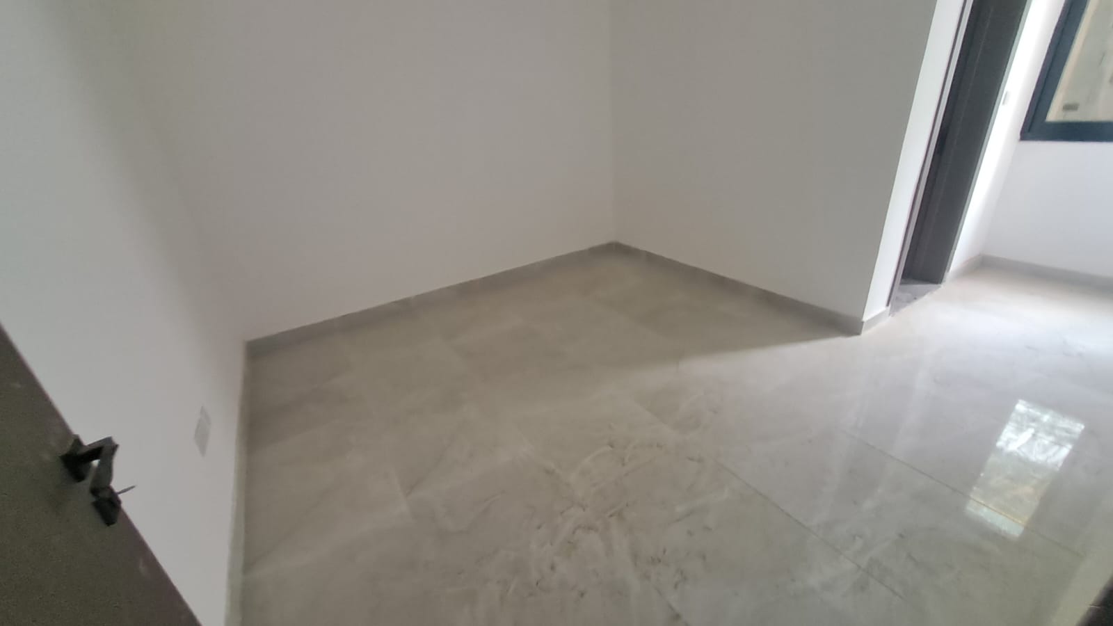 Villa for sale in Al-Haliyo 2 – A great opportunity. Location: Al-Haliyo 2. Land area: 1722 sq ft. Built-up area: 2800 sq ft. Villa details: Ground floor: Kitchen + Room + Living room + Majlis. First floor: 4 master bedrooms, open roof. Features: Practical design suitable for families. Spacious areas and good finishing. Quiet location close to services. Asking price: 1,130,000 (excluding utilities). Price including utilities: 1,190,000. 3
