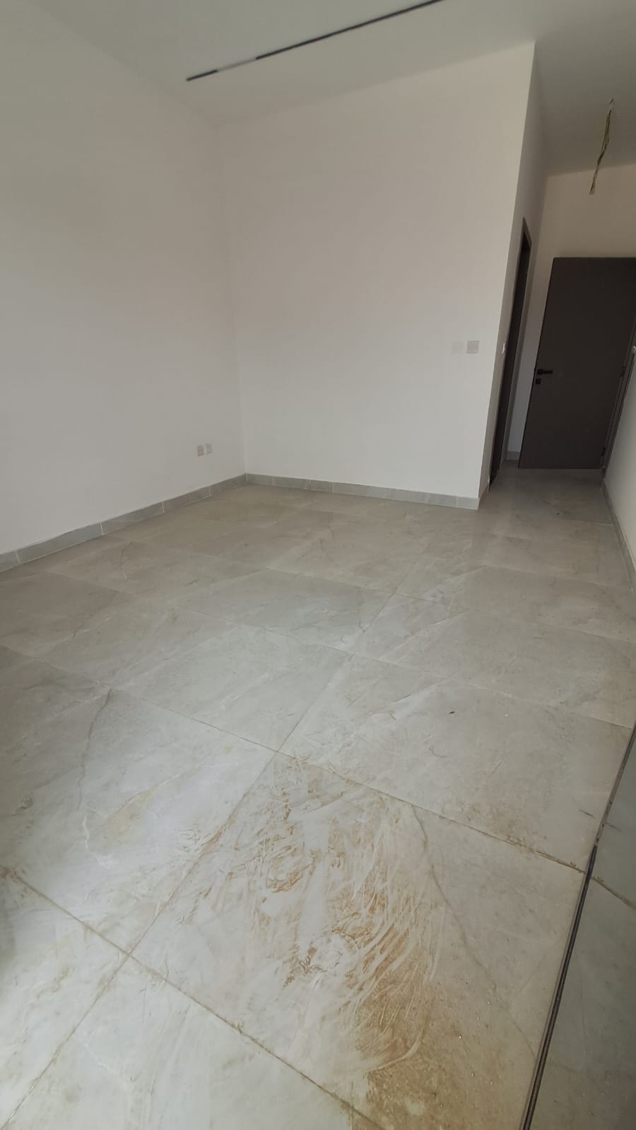 Villa for sale in Al-Haliyo 2 – A great opportunity. Location: Al-Haliyo 2. Land area: 1722 sq ft. Built-up area: 2800 sq ft. Villa details: Ground floor: Kitchen + Room + Living room + Majlis. First floor: 4 master bedrooms, open roof. Features: Practical design suitable for families. Spacious areas and good finishing. Quiet location close to services. Asking price: 1,130,000 (excluding utilities). Price including utilities: 1,190,000. 4