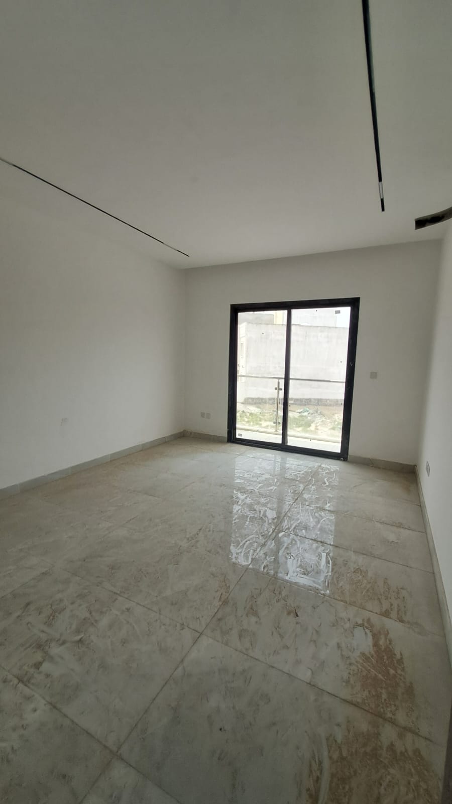 Villa for sale in Al-Haliyo 2 – A great opportunity. Location: Al-Haliyo 2. Land area: 1722 sq ft. Built-up area: 2800 sq ft. Villa details: Ground floor: Kitchen + Room + Living room + Majlis. First floor: 4 master bedrooms, open roof. Features: Practical design suitable for families. Spacious areas and good finishing. Quiet location close to services. Asking price: 1,130,000 (excluding utilities). Price including utilities: 1,190,000. 5