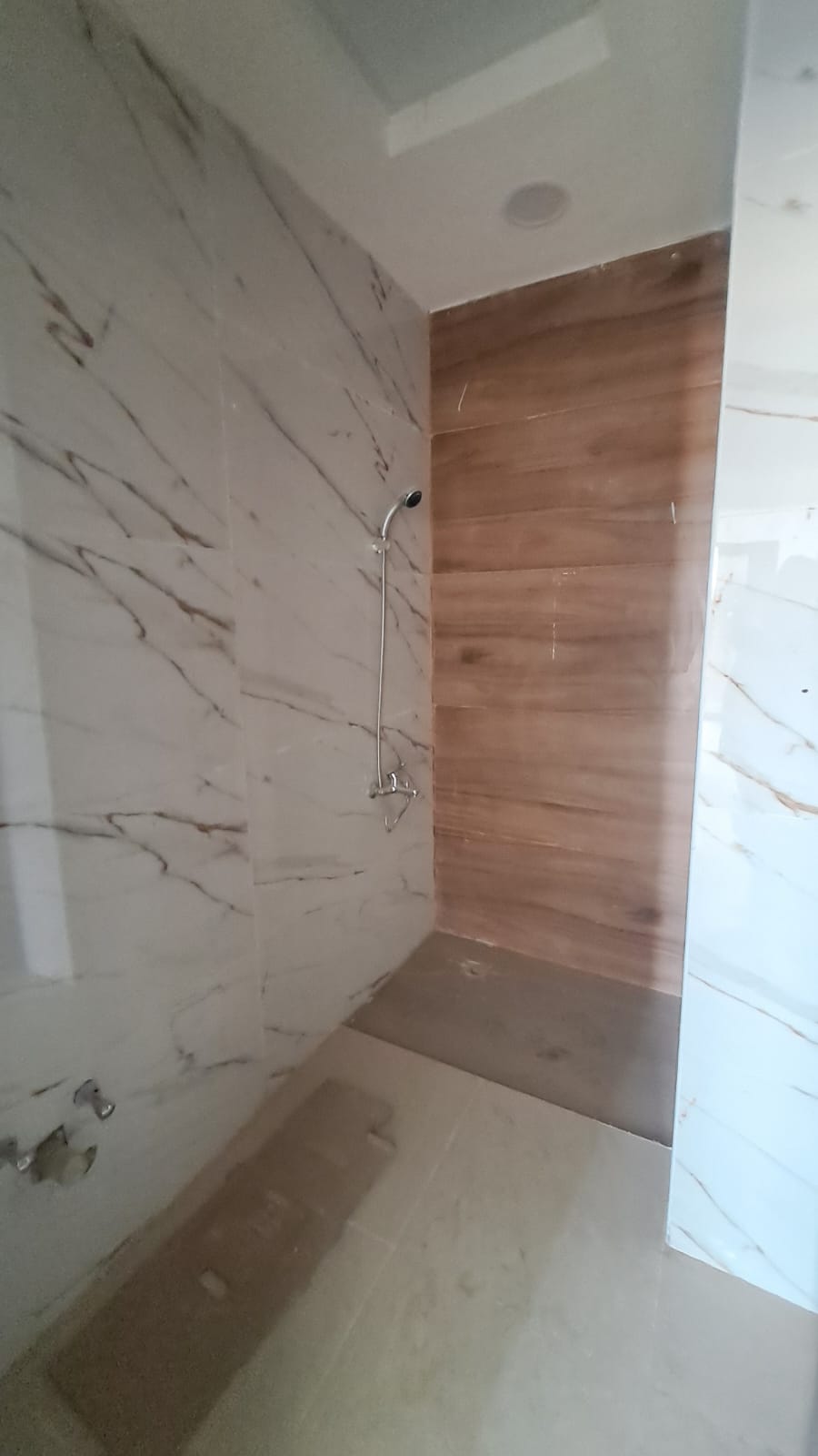 Villa for sale in Al-Haliyo 2 – A great opportunity. Location: Al-Haliyo 2. Land area: 1722 sq ft. Built-up area: 2800 sq ft. Villa details: Ground floor: Kitchen + Room + Living room + Majlis. First floor: 4 master bedrooms, open roof. Features: Practical design suitable for families. Spacious areas and good finishing. Quiet location close to services. Asking price: 1,130,000 (excluding utilities). Price including utilities: 1,190,000. 6