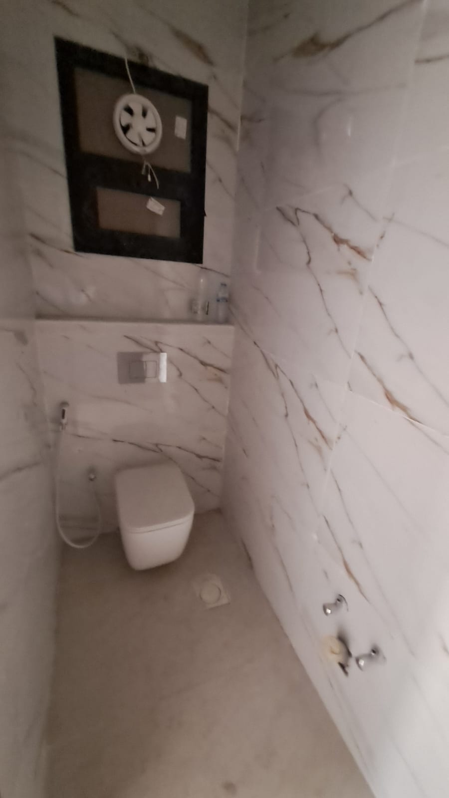 Villa for sale in Al-Haliyo 2 – A great opportunity. Location: Al-Haliyo 2. Land area: 1722 sq ft. Built-up area: 2800 sq ft. Villa details: Ground floor: Kitchen + Room + Living room + Majlis. First floor: 4 master bedrooms, open roof. Features: Practical design suitable for families. Spacious areas and good finishing. Quiet location close to services. Asking price: 1,130,000 (excluding utilities). Price including utilities: 1,190,000. 7