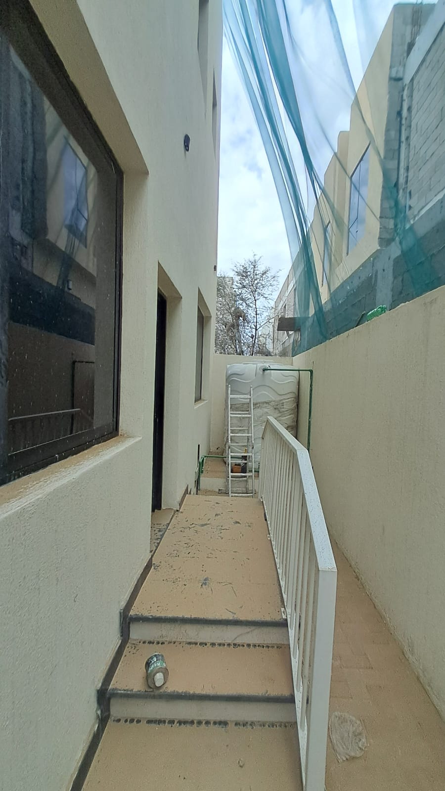 Villa for sale in Al-Haliyo 2 – A great opportunity. Location: Al-Haliyo 2. Land area: 1722 sq ft. Built-up area: 2800 sq ft. Villa details: Ground floor: Kitchen + Room + Living room + Majlis. First floor: 4 master bedrooms, open roof. Features: Practical design suitable for families. Spacious areas and good finishing. Quiet location close to services. Asking price: 1,130,000 (excluding utilities). Price including utilities: 1,190,000. 8