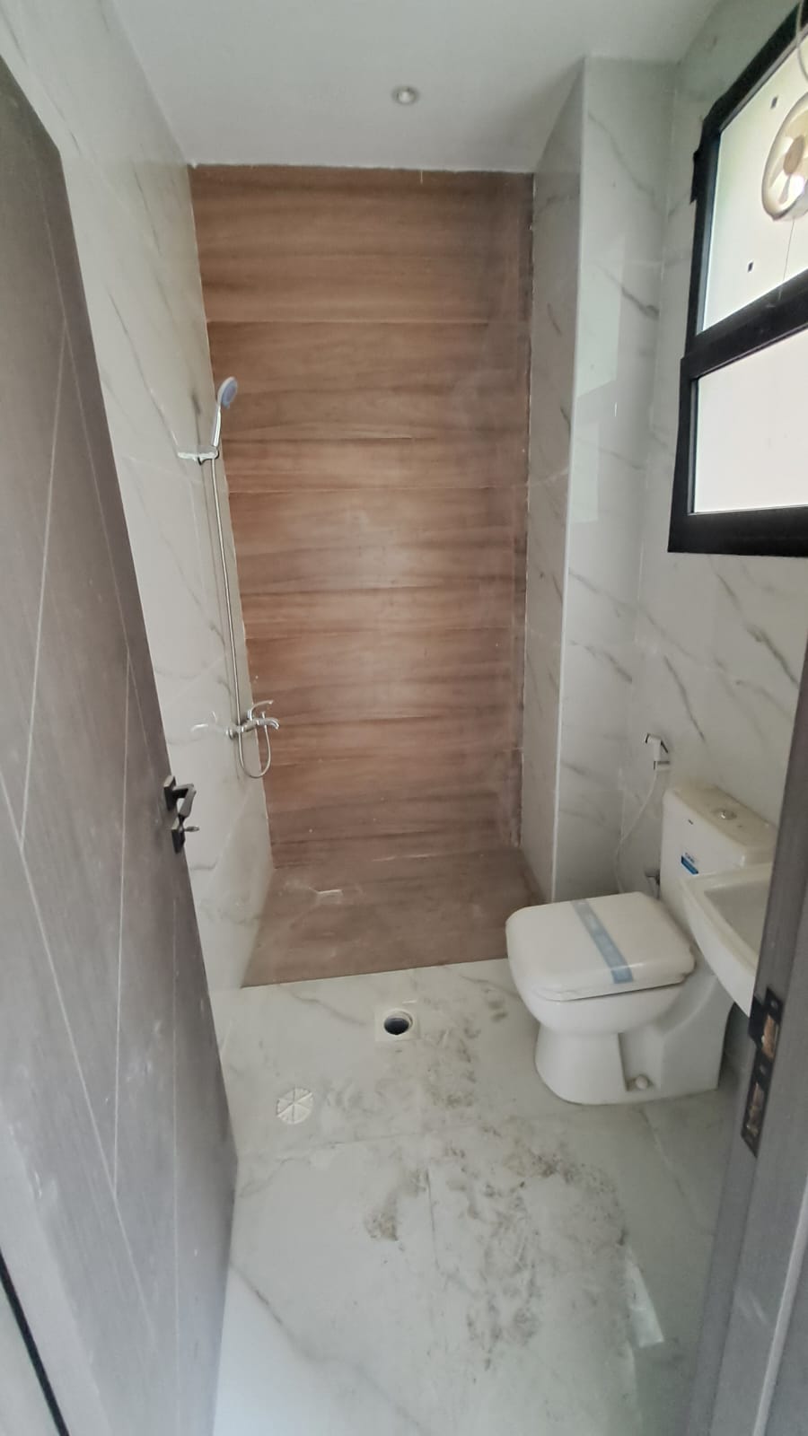 Villa for sale in Al-Haliyo 2 – A great opportunity. Location: Al-Haliyo 2. Land area: 1722 sq ft. Built-up area: 2800 sq ft. Villa details: Ground floor: Kitchen + Room + Living room + Majlis. First floor: 4 master bedrooms, open roof. Features: Practical design suitable for families. Spacious areas and good finishing. Quiet location close to services. Asking price: 1,130,000 (excluding utilities). Price including utilities: 1,190,000. 9