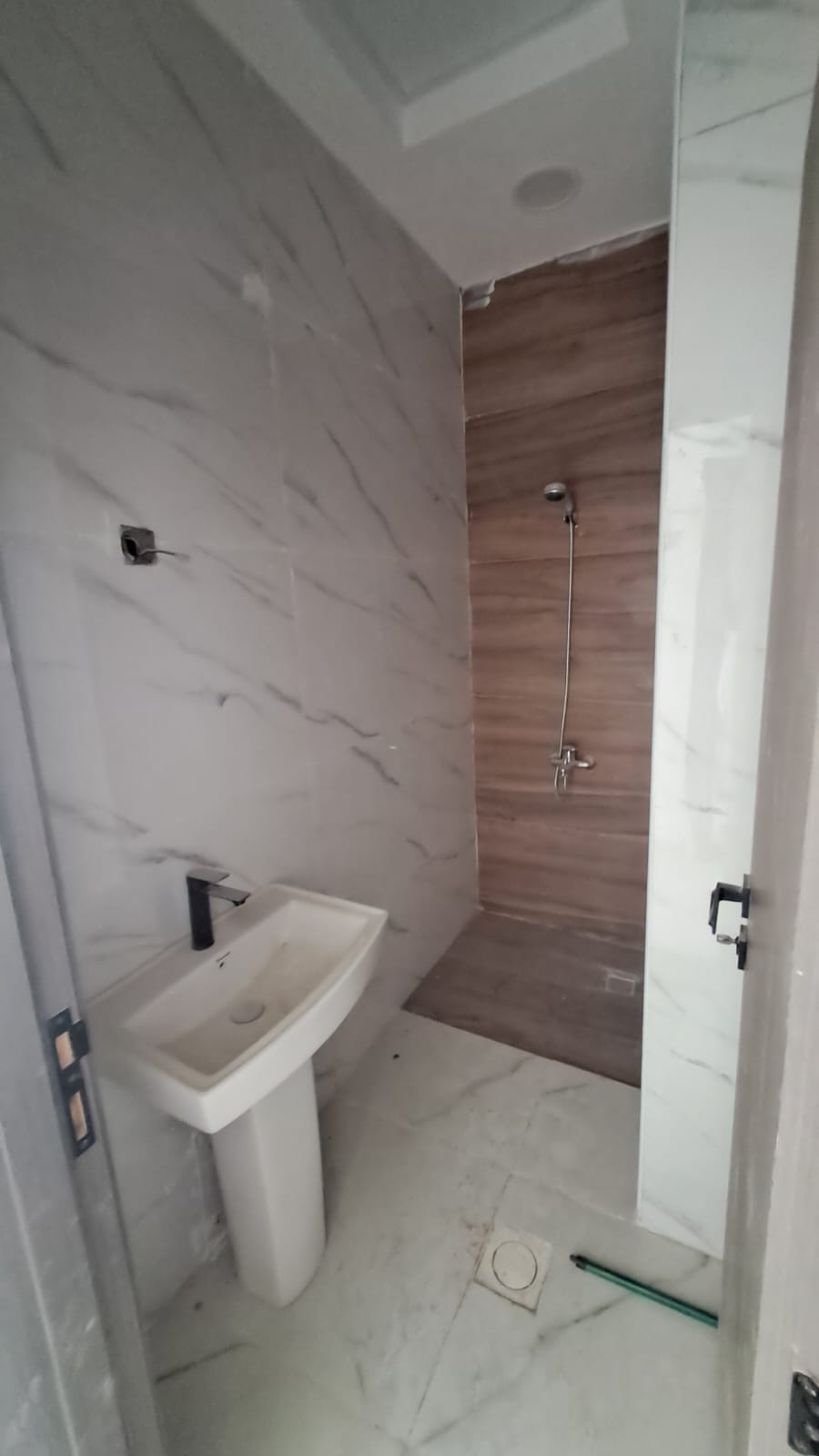 Villa for sale in Al-Haliyo 2 – A great opportunity. Location: Al-Haliyo 2. Land area: 1722 sq ft. Built-up area: 2800 sq ft. Villa details: Ground floor: Kitchen + Room + Living room + Majlis. First floor: 4 master bedrooms, open roof. Features: Practical design suitable for families. Spacious areas and good finishing. Quiet location close to services. Asking price: 1,130,000 (excluding utilities). Price including utilities: 1,190,000. 11