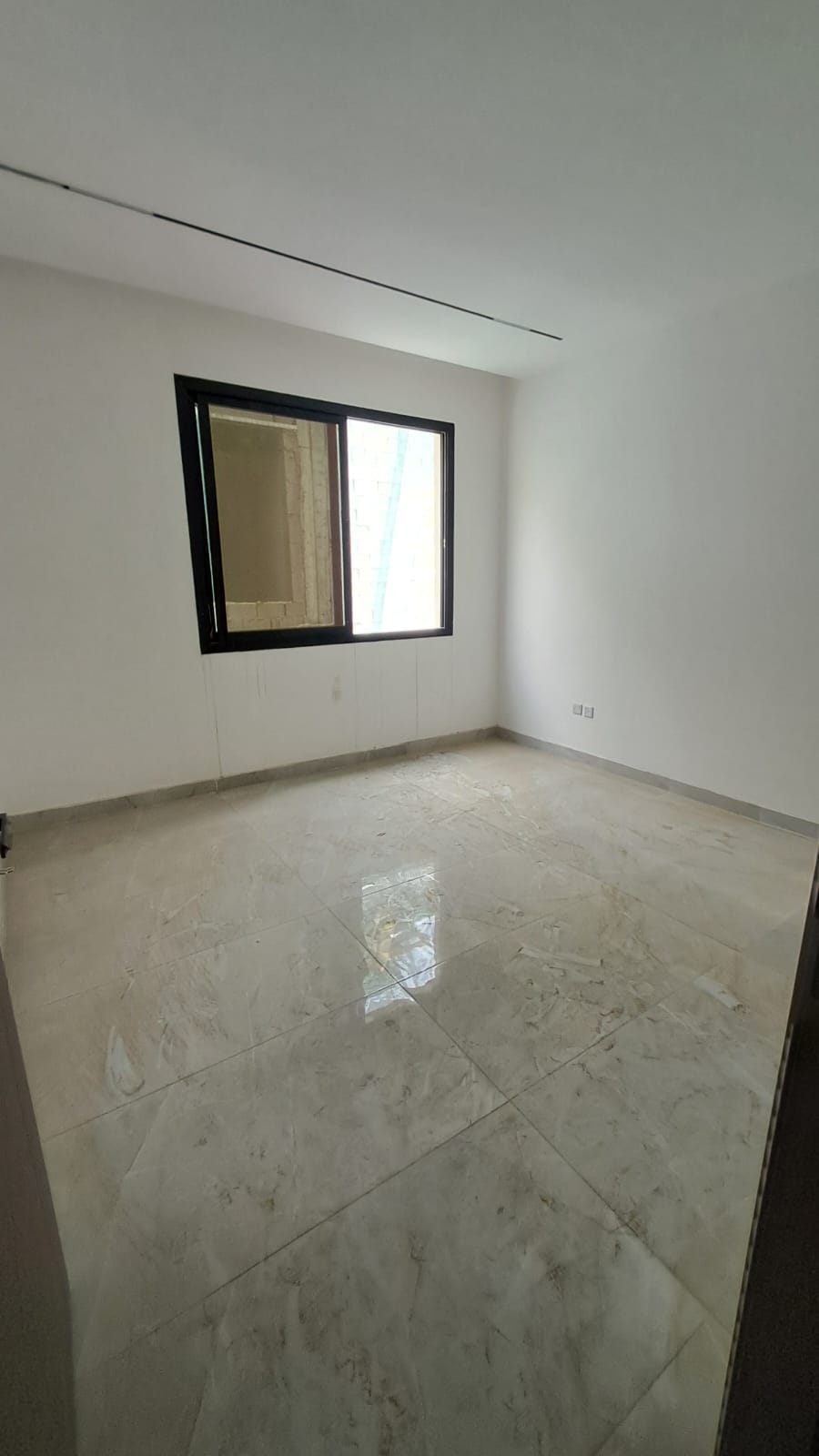 Villa for sale in Al-Haliyo 2 – A great opportunity. Location: Al-Haliyo 2. Land area: 1722 sq ft. Built-up area: 2800 sq ft. Villa details: Ground floor: Kitchen + Room + Living room + Majlis. First floor: 4 master bedrooms, open roof. Features: Practical design suitable for families. Spacious areas and good finishing. Quiet location close to services. Asking price: 1,130,000 (excluding utilities). Price including utilities: 1,190,000. 13