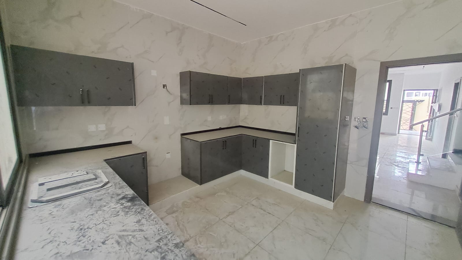 Villa for sale in Al-Haliyo 2 – A great opportunity. Location: Al-Haliyo 2. Land area: 1722 sq ft. Built-up area: 2800 sq ft. Villa details: Ground floor: Kitchen + Room + Living room + Majlis. First floor: 4 master bedrooms, open roof. Features: Practical design suitable for families. Spacious areas and good finishing. Quiet location close to services. Asking price: 1,130,000 (excluding utilities). Price including utilities: 1,190,000. 15