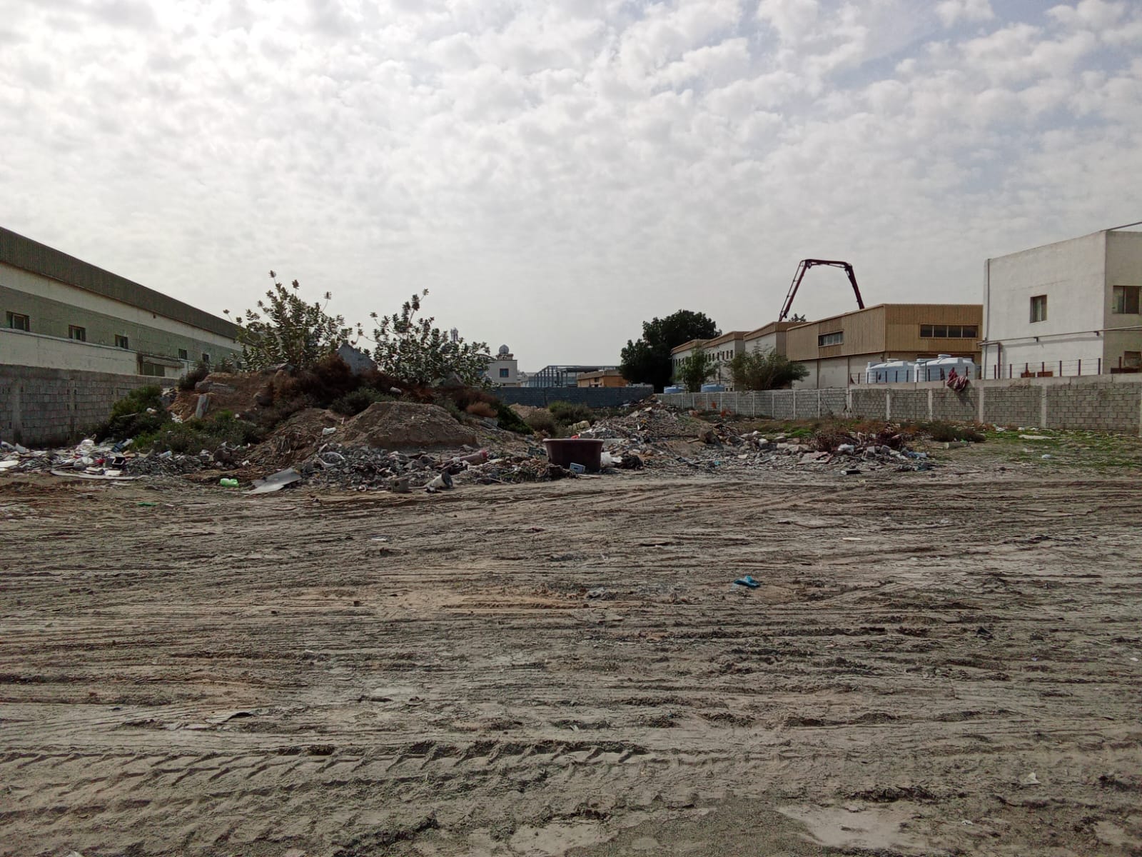 🔥 For Sale – Prime Commercial Land in Al Jurf Industrial Area | Ajman 🔥 📍 Strategic and Prime Location 📐 Land Area: 2,624 m² 🏢 This commercial land boasts a strong location and excellent visibility, with readily available services and easy access, making it suitable for various commercial activities and investments. 💰 Asking Price: AED 9,550,000 🤝 Negotiable for serious buyers only 📞 For inquiries and more information: 0568362822 0559702527 ⭐ A unique investment opportunity in Al Jurf Industrial Area – Don't miss out!