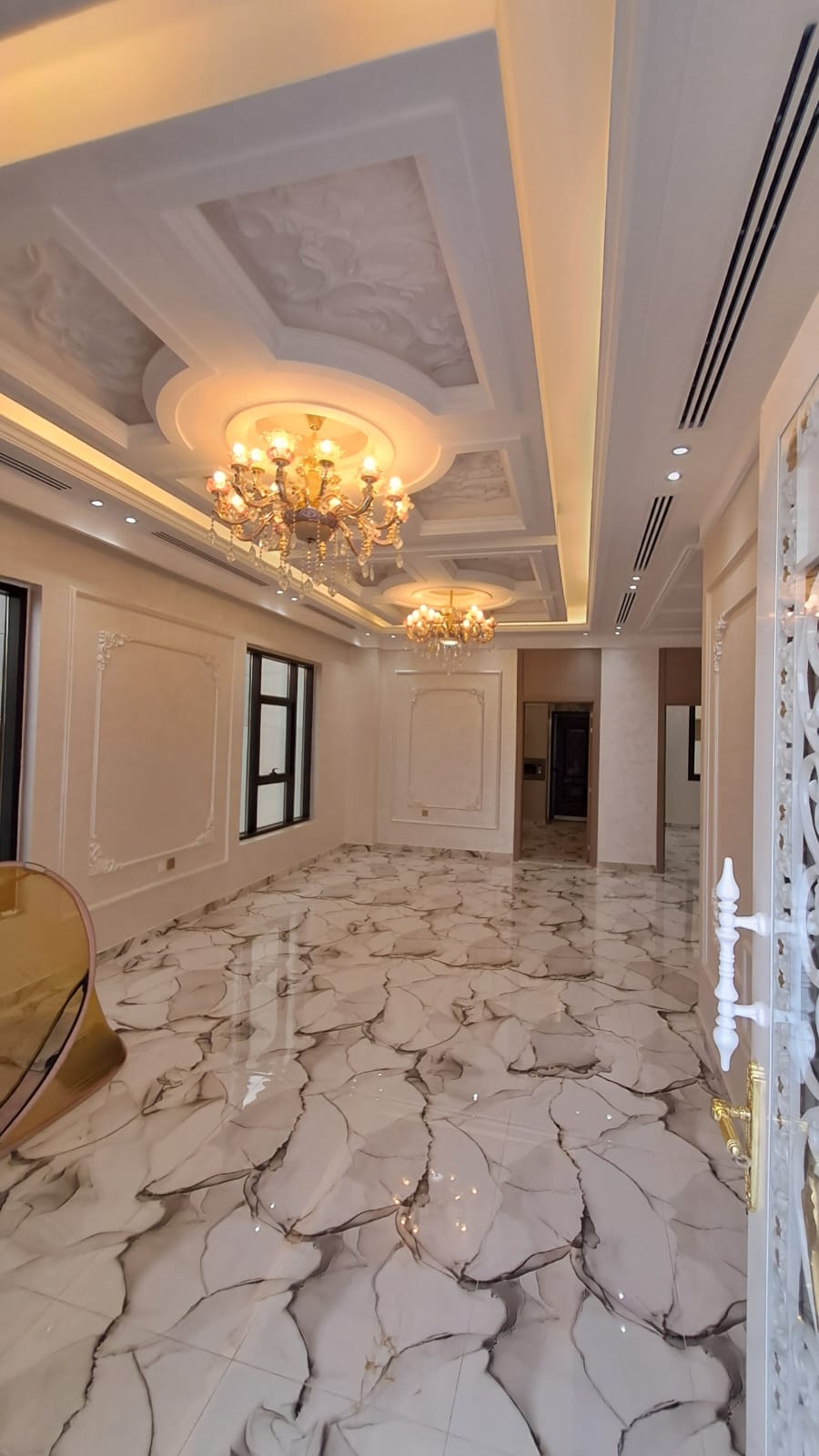 🏡 Luxury villa for sale in Al Yasmin area. A unique opportunity to own a luxurious villa with a modern and distinctive design in a quiet and sought-after location in Al Yasmin. 🔹 Villa features: Large majlis with a design