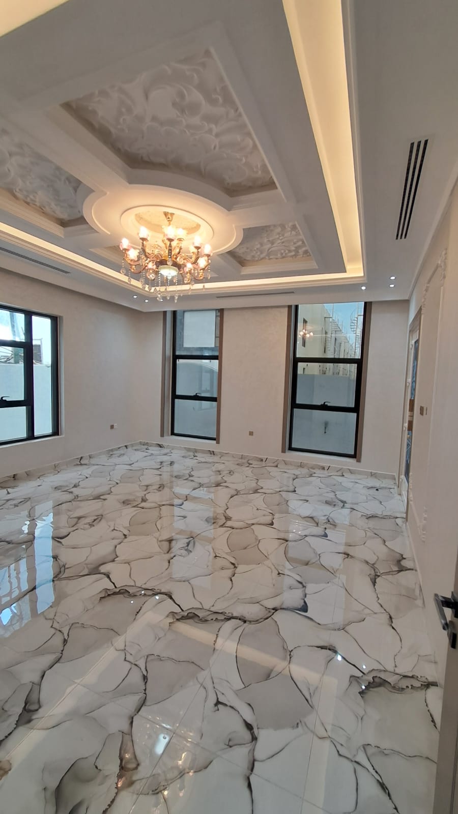 🏡 فيلا فاخرة للبيع في منطقة الياسمين فرصة مميزة لامتلاك فيلا فاخرة بتصميم عصري ومميز في موقع هادئ ومطلوب في منطقة الياسمين. 🔹 مواصفات الفيلا: مجلس كبير بتصميم 2