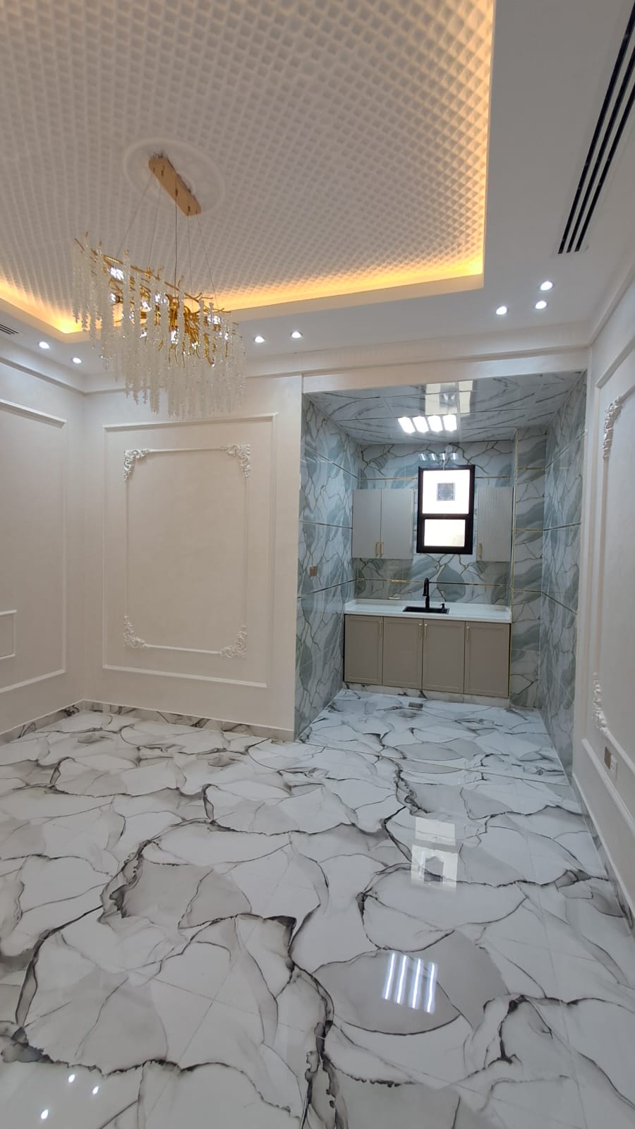 🏡 فيلا فاخرة للبيع في منطقة الياسمين فرصة مميزة لامتلاك فيلا فاخرة بتصميم عصري ومميز في موقع هادئ ومطلوب في منطقة الياسمين. 🔹 مواصفات الفيلا: مجلس كبير بتصميم 4