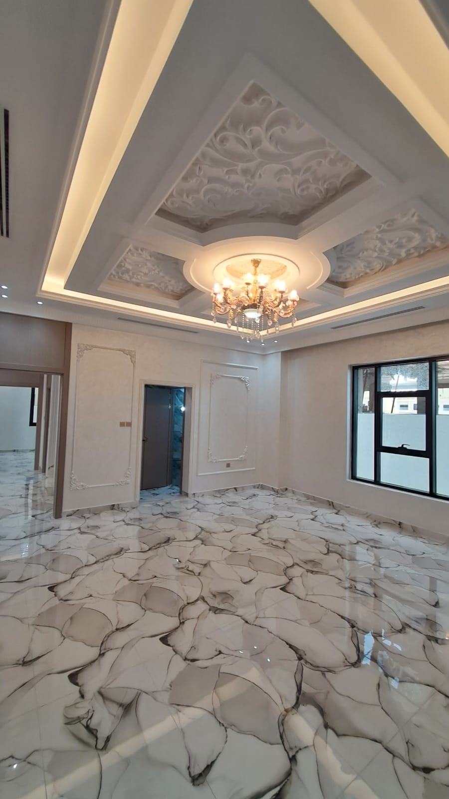 🏡 فيلا فاخرة للبيع في منطقة الياسمين فرصة مميزة لامتلاك فيلا فاخرة بتصميم عصري ومميز في موقع هادئ ومطلوب في منطقة الياسمين. 🔹 مواصفات الفيلا: مجلس كبير بتصميم 6