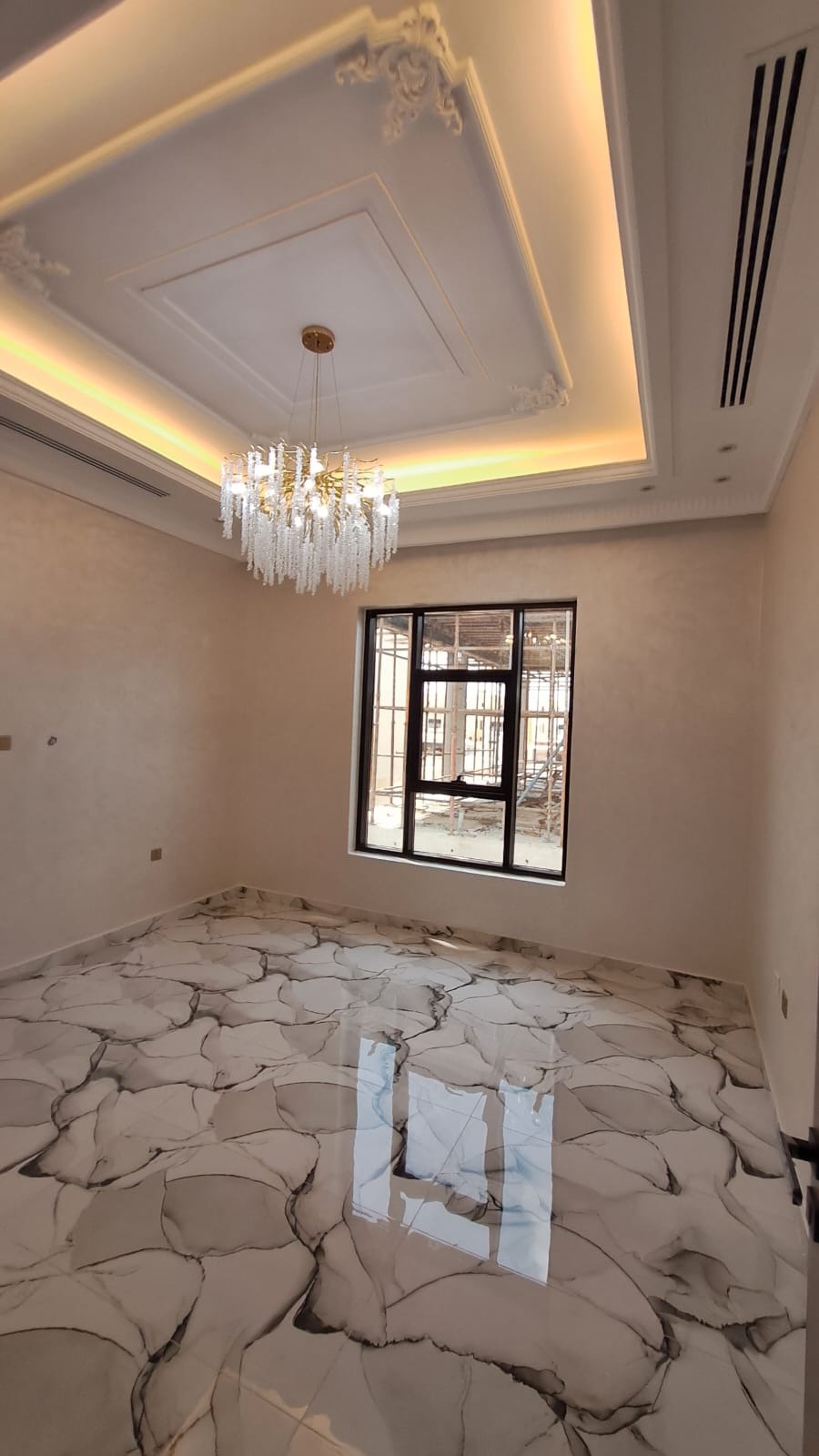 🏡 فيلا فاخرة للبيع في منطقة الياسمين فرصة مميزة لامتلاك فيلا فاخرة بتصميم عصري ومميز في موقع هادئ ومطلوب في منطقة الياسمين. 🔹 مواصفات الفيلا: مجلس كبير بتصميم 7