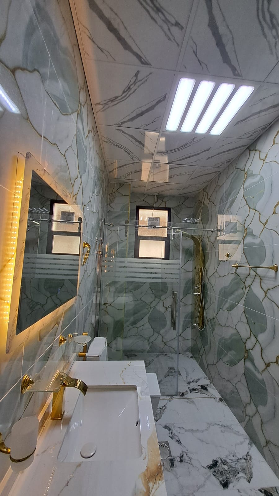 🏡 فيلا فاخرة للبيع في منطقة الياسمين فرصة مميزة لامتلاك فيلا فاخرة بتصميم عصري ومميز في موقع هادئ ومطلوب في منطقة الياسمين. 🔹 مواصفات الفيلا: مجلس كبير بتصميم 8