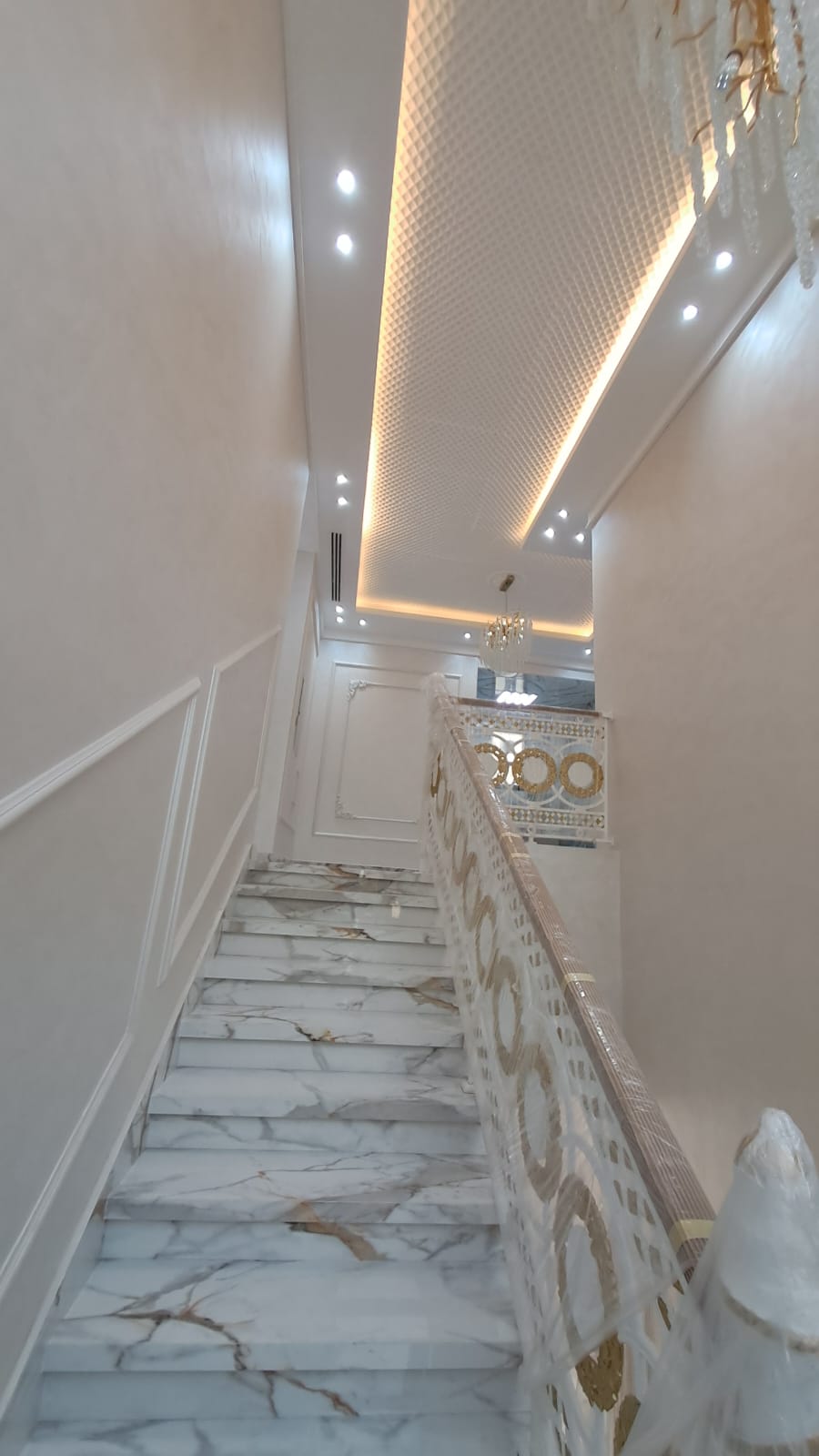 🏡 فيلا فاخرة للبيع في منطقة الياسمين فرصة مميزة لامتلاك فيلا فاخرة بتصميم عصري ومميز في موقع هادئ ومطلوب في منطقة الياسمين. 🔹 مواصفات الفيلا: مجلس كبير بتصميم 10